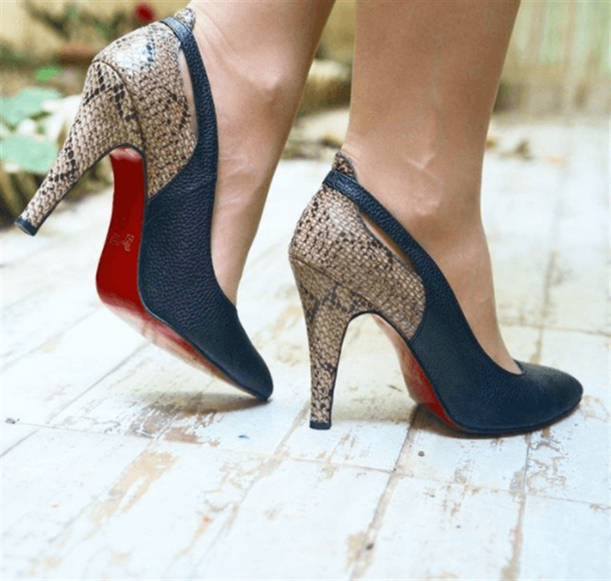 Geniş kalıp siyah yılan baskılı kadın stiletto ayakkabı sivri rahat burun görünüm