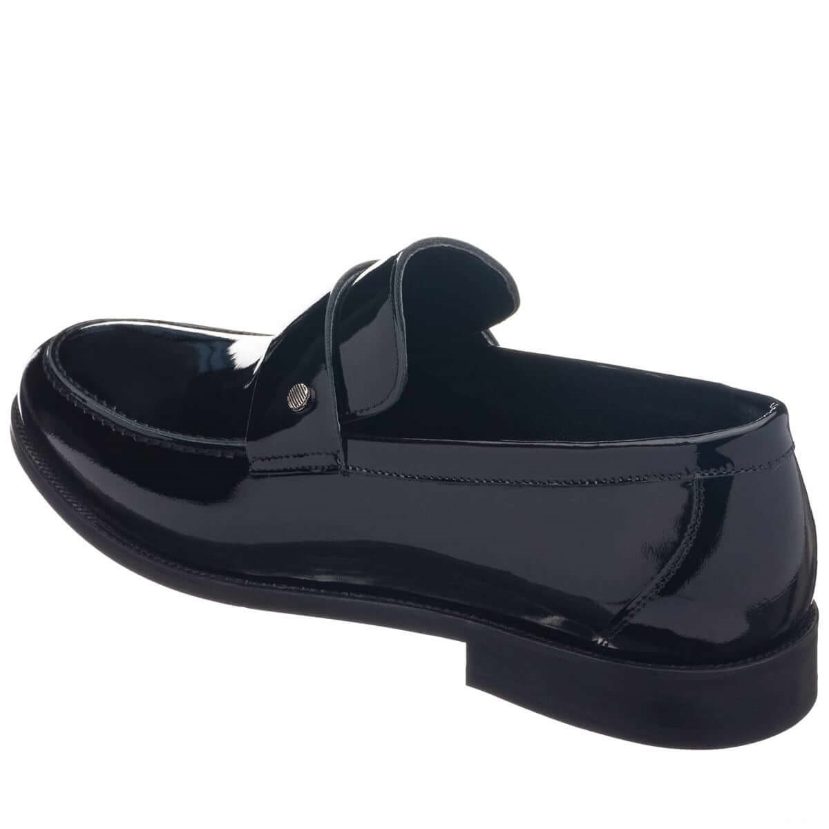 KD0695 siyah rugan püsküllü loafer sol dış görünüm beyaz arka planda