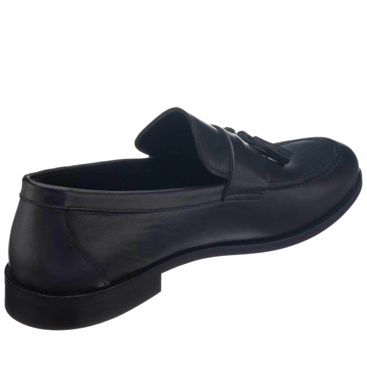 KD0696 siyah püsküllü büyük numara klasik loafer ayakkabının sol iç arka görünümü, deri iç yapı ve dengeli topuk formu
