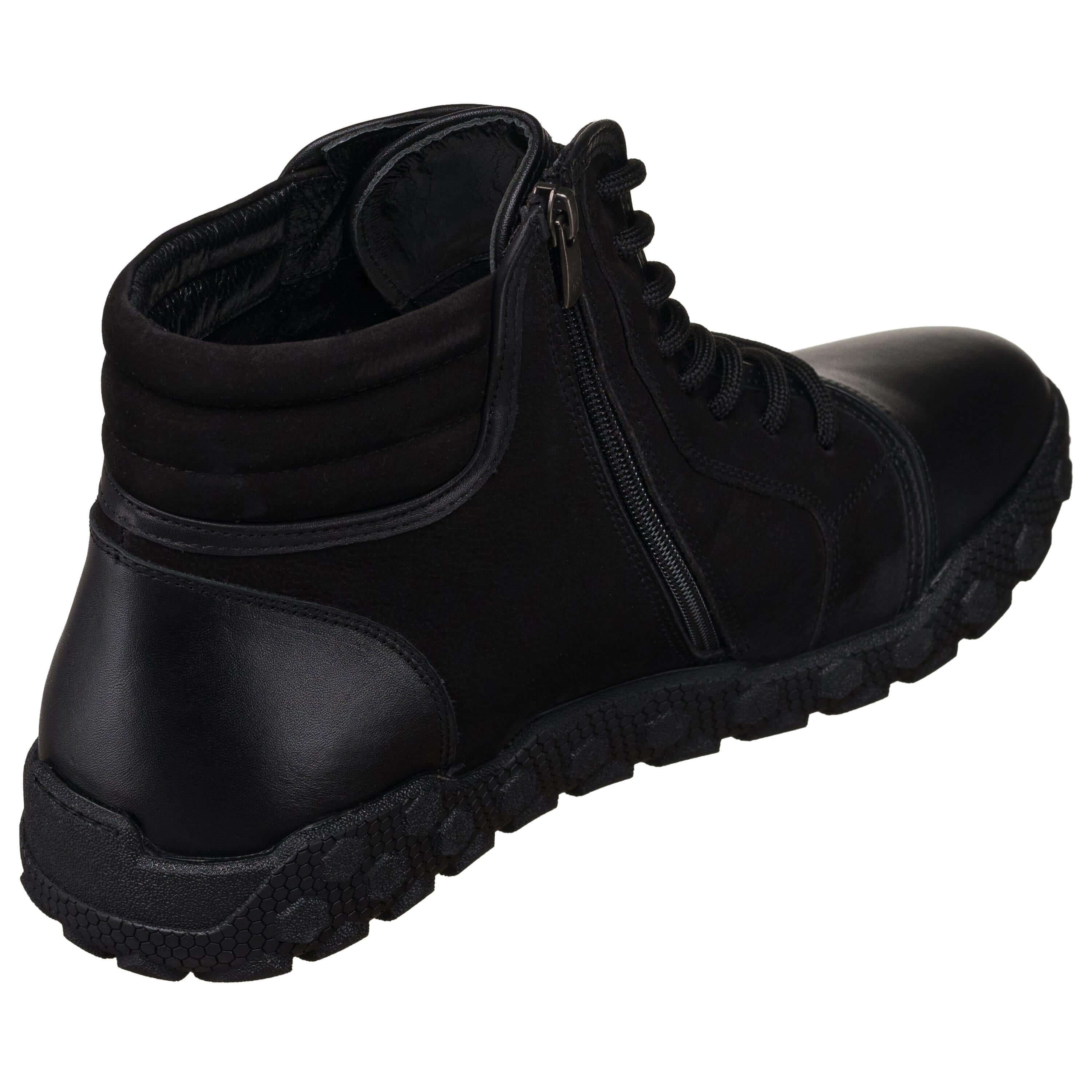 Siyah deri erkek botun sol iç arka görünümü, sıcak tekstil astarlı bilek yapısı ve arka saya detayları