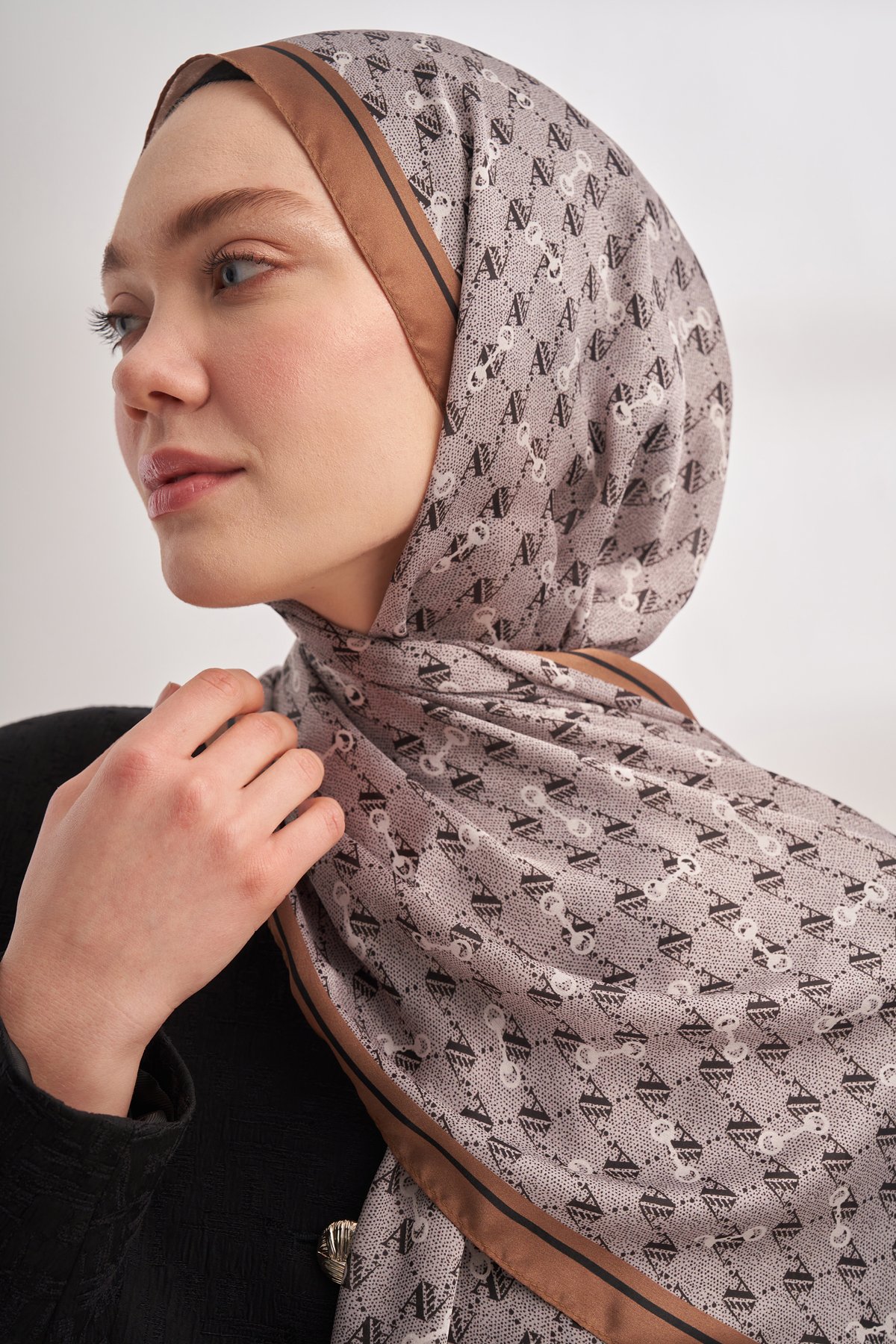 İTHAL VUAL MONOGRAM DESEN ŞAL -  GRİ - SÜTLÜ KAHVE