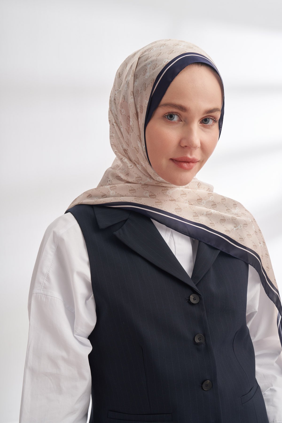 İTHAL VUAL MONOGRAM DESEN ŞAL - LACİVERT - BEJ