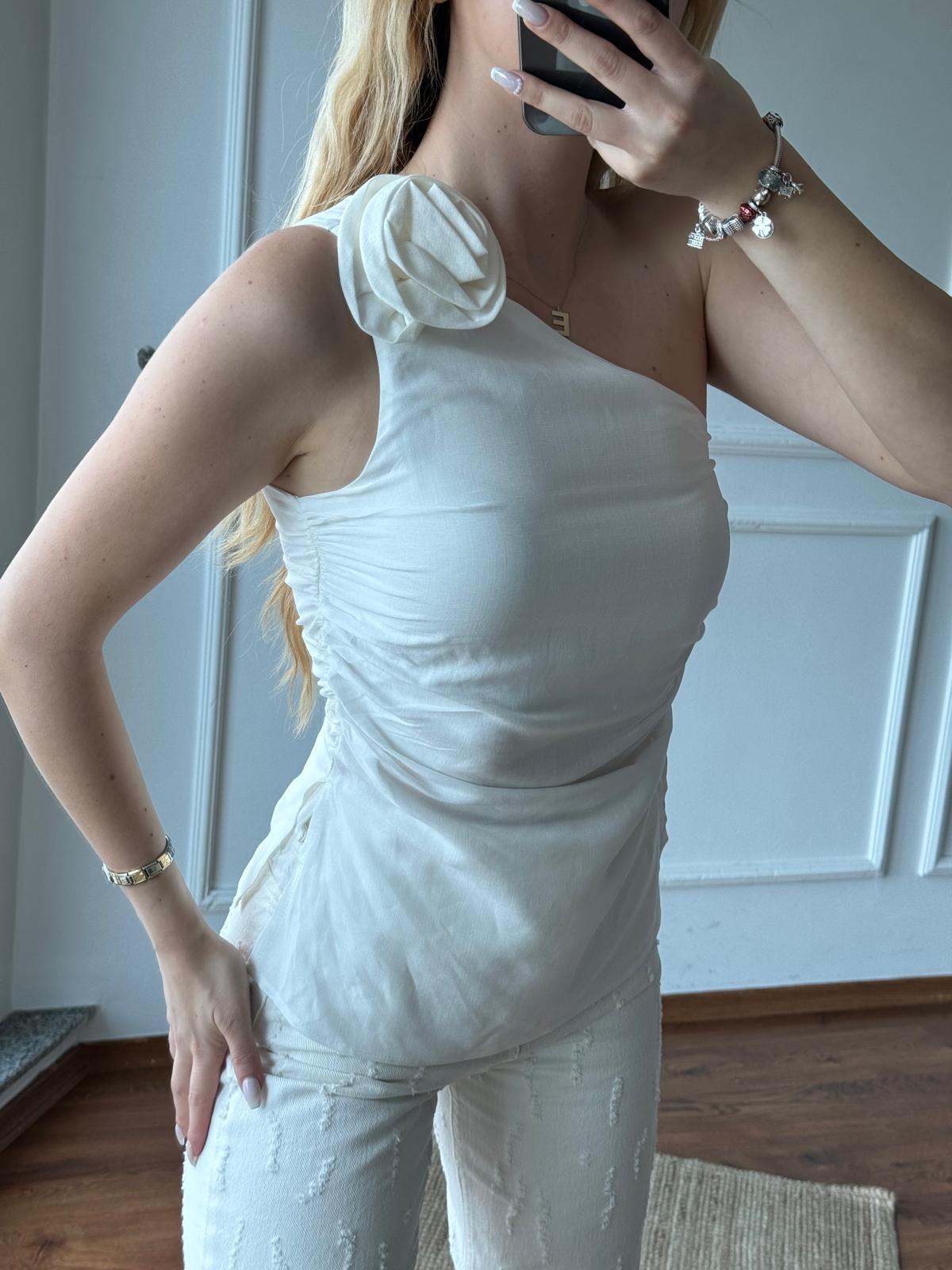 Gül Detaylı Tek Omuz Bluz 2416228 Ekru