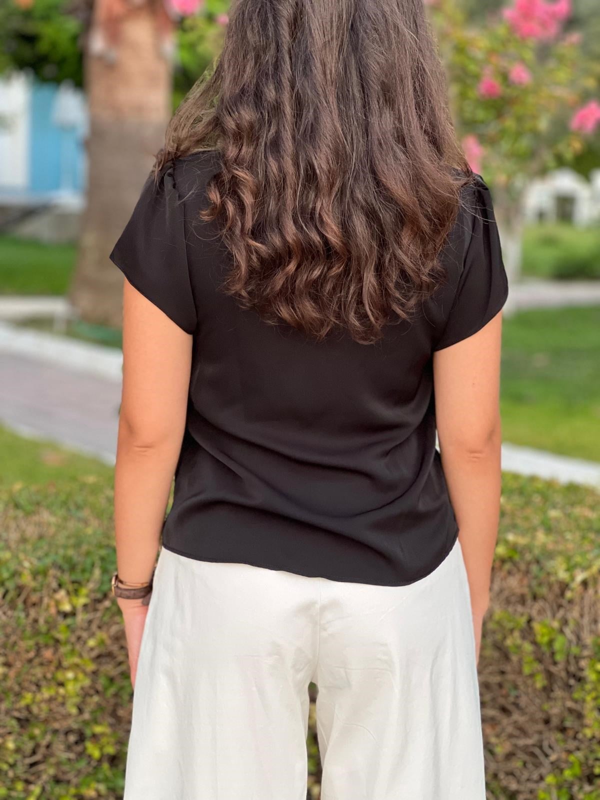 Kolları Fırfırlı Broş Detaylı Bluz 3008 Siyah