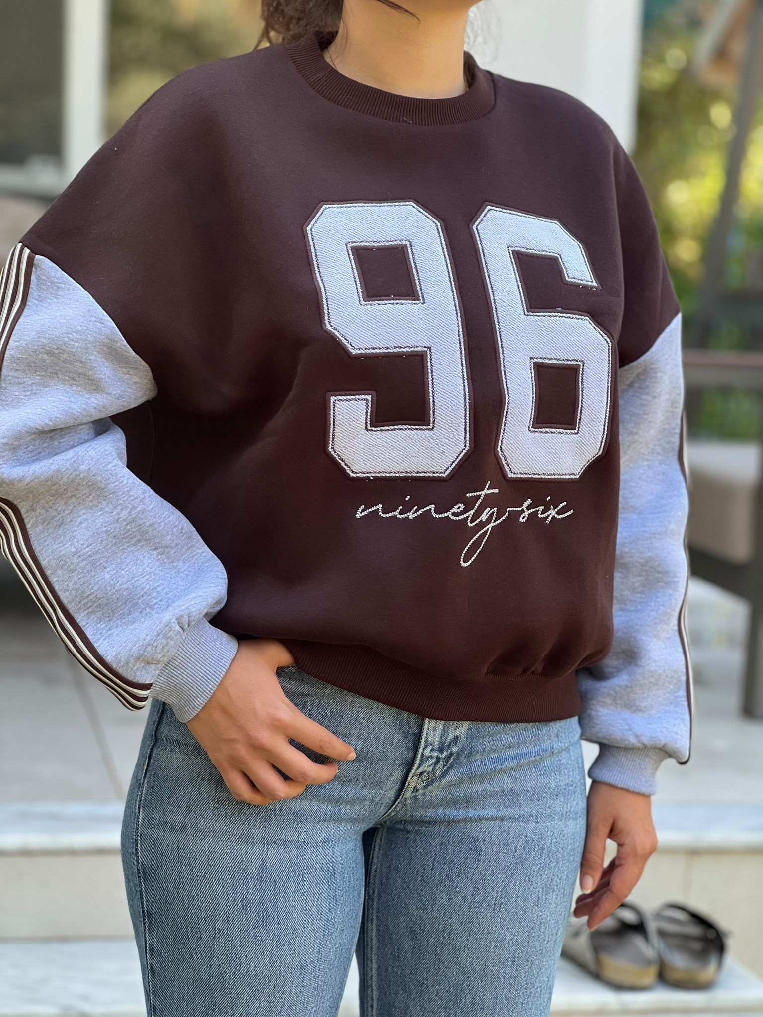 Nakışlı Kolları Çizgili Sweatshirt 02583 Kahverengi