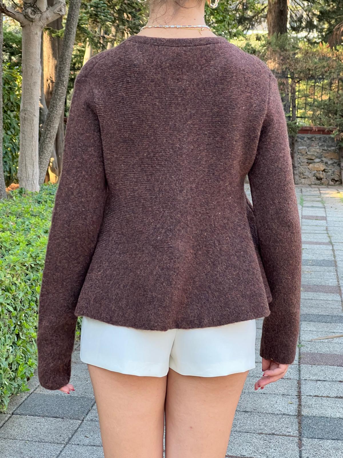 Yumuşak Dokulu Peplum Düğmeli Hırka Kahverengi