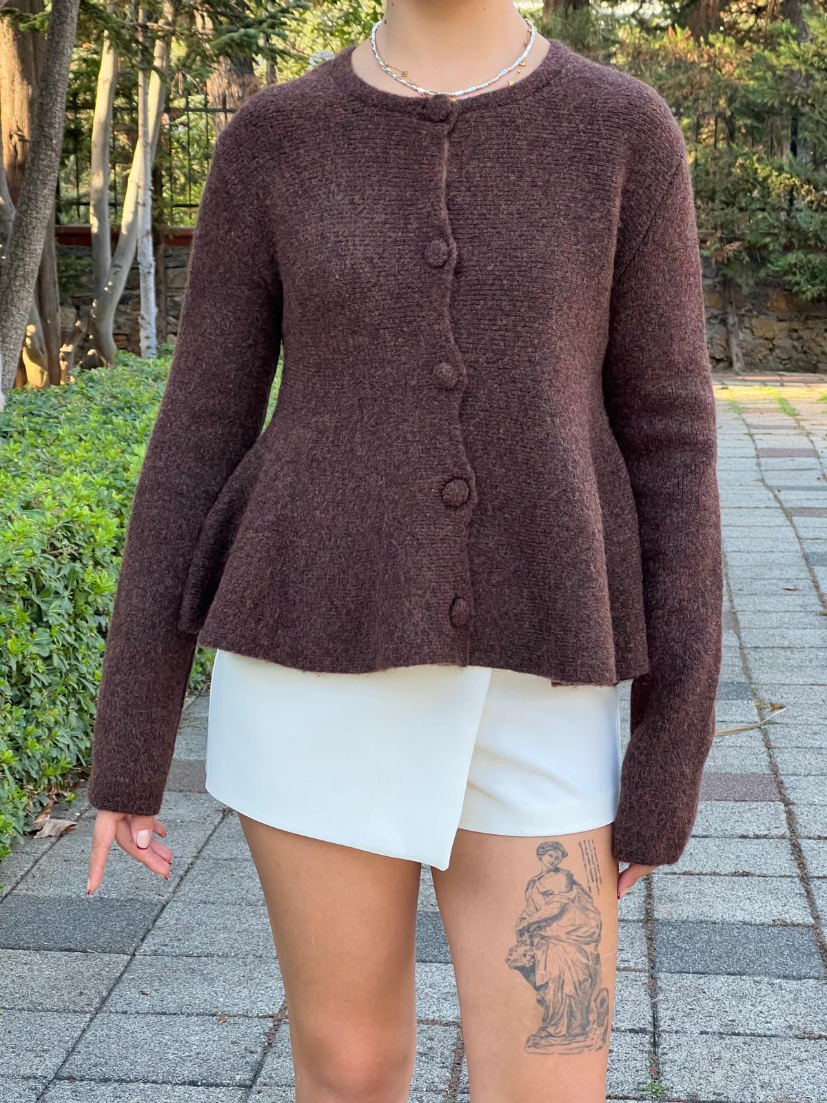 Yumuşak Dokulu Peplum Düğmeli Hırka Kahverengi