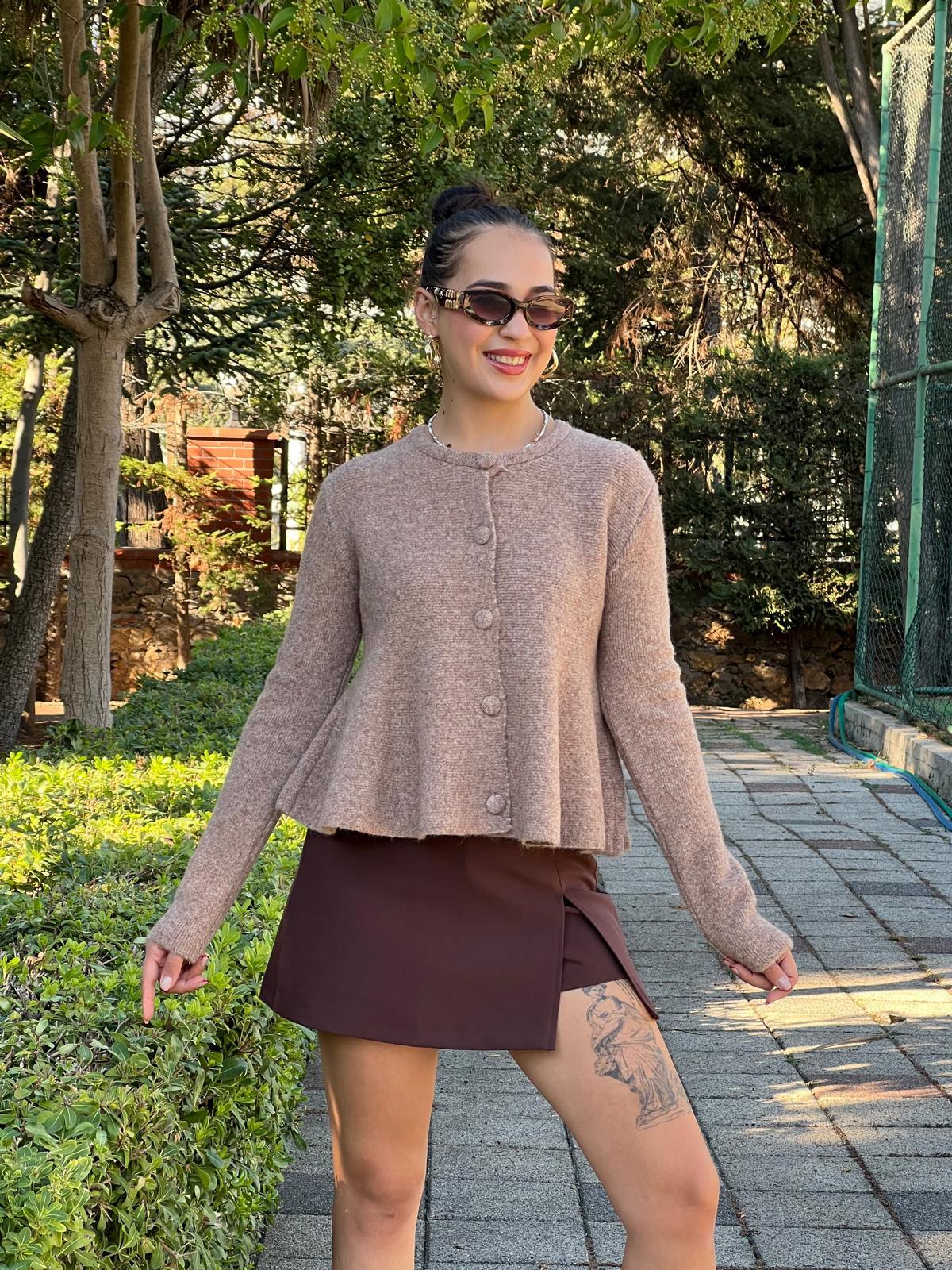 Yumuşak Dokulu Peplum Düğmeli Hırka Koyu Bej