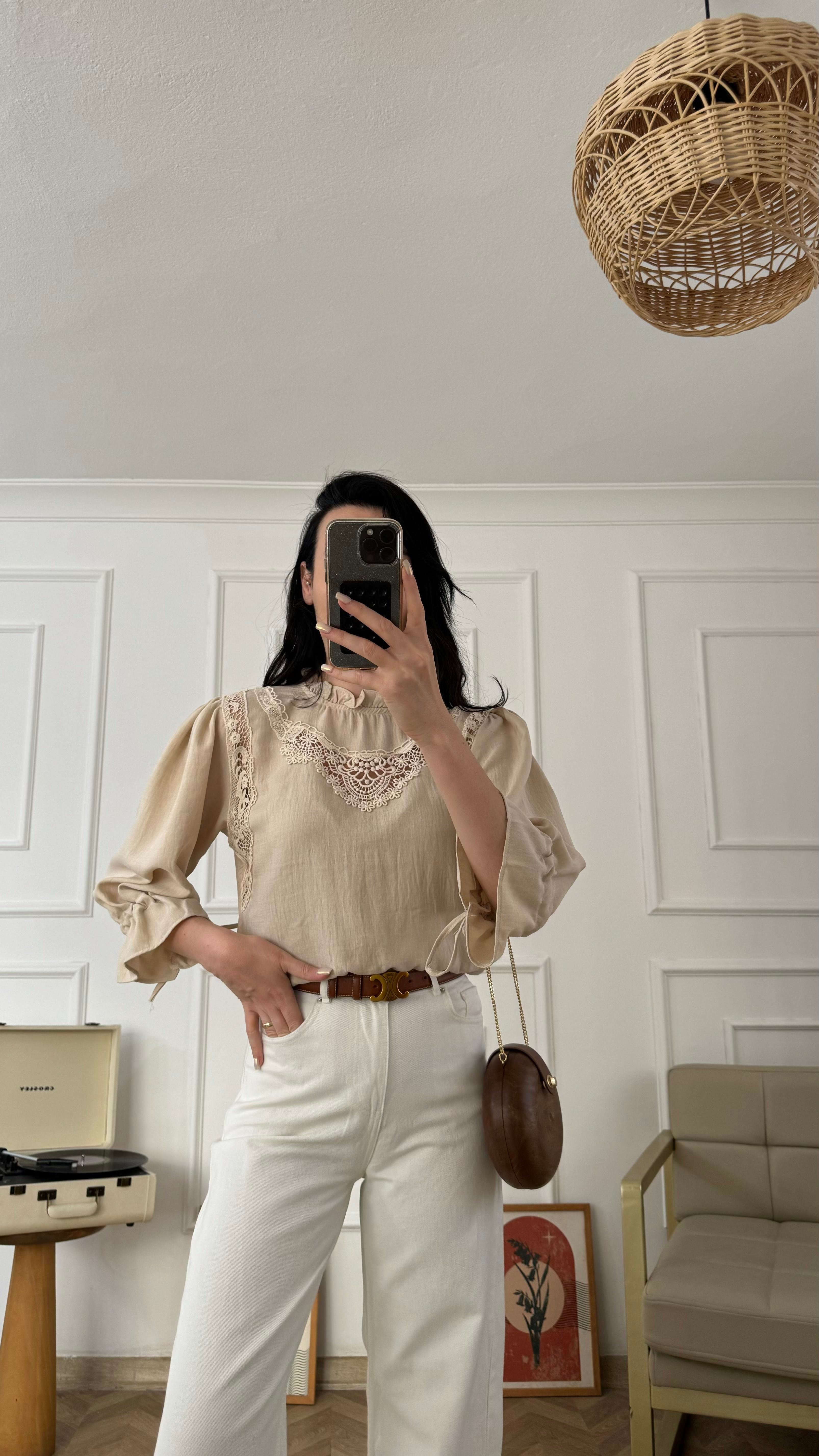 Bej Dantel Detaylı Bluz 