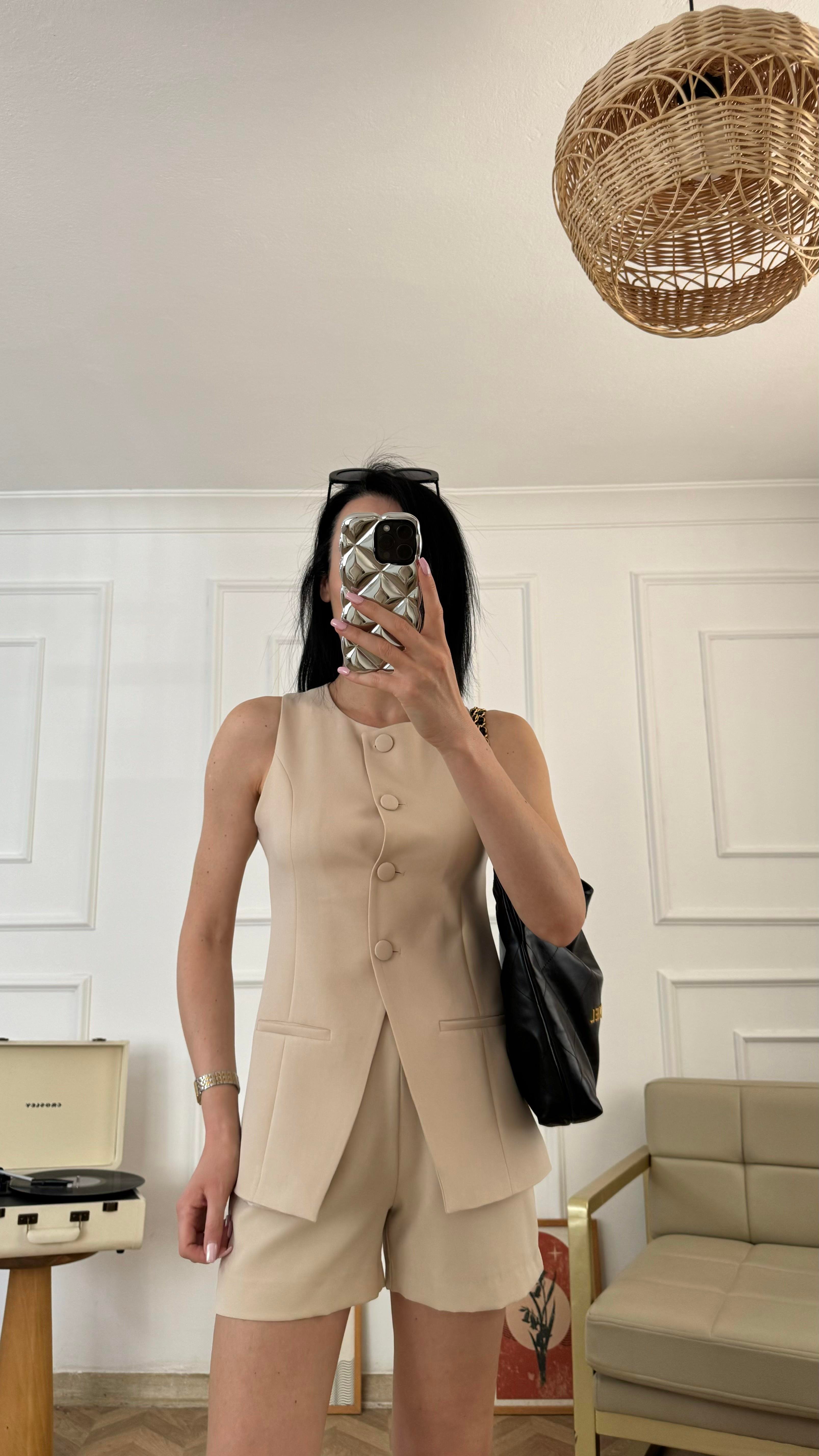 Bej Şortlu Yelekli Takım