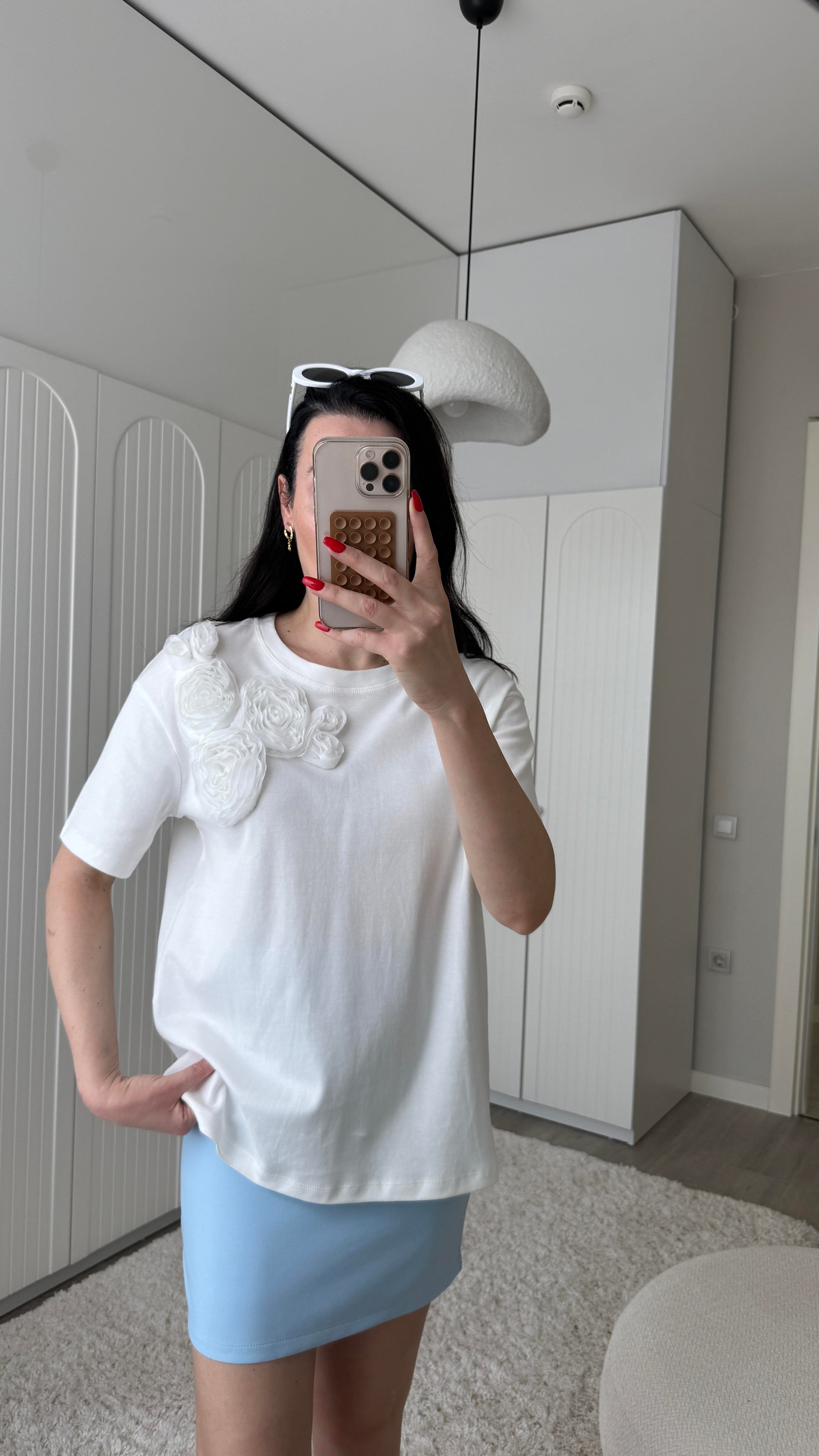 Beyaz Gül Detaylı Tshirt