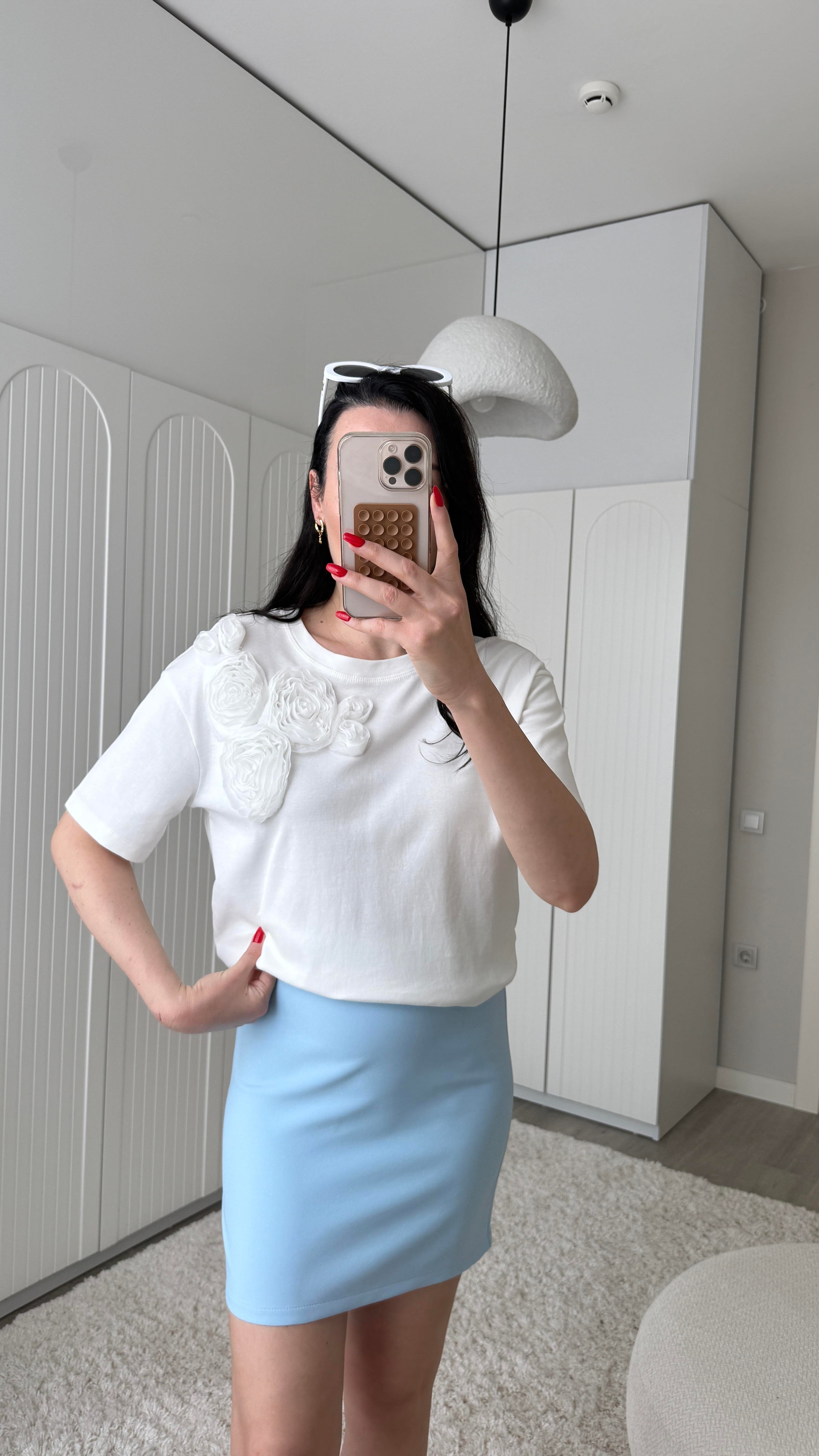 Beyaz Gül Detaylı Tshirt