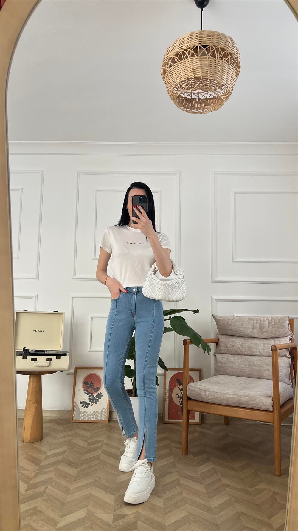 Beyaz Minik Nakış Detaylı Tshirt