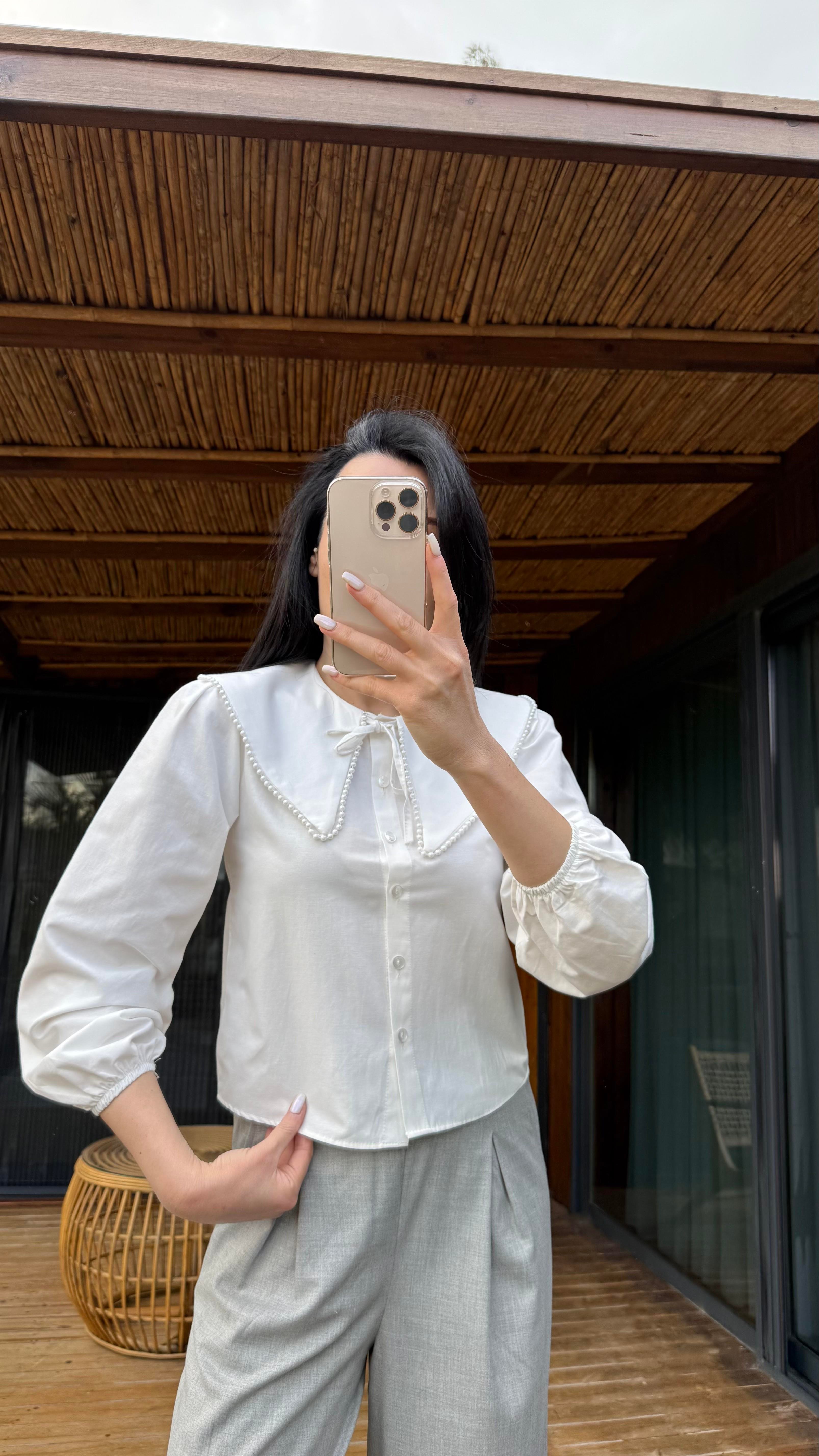 Beyaz Yakası İnci Detaylı Gömlek