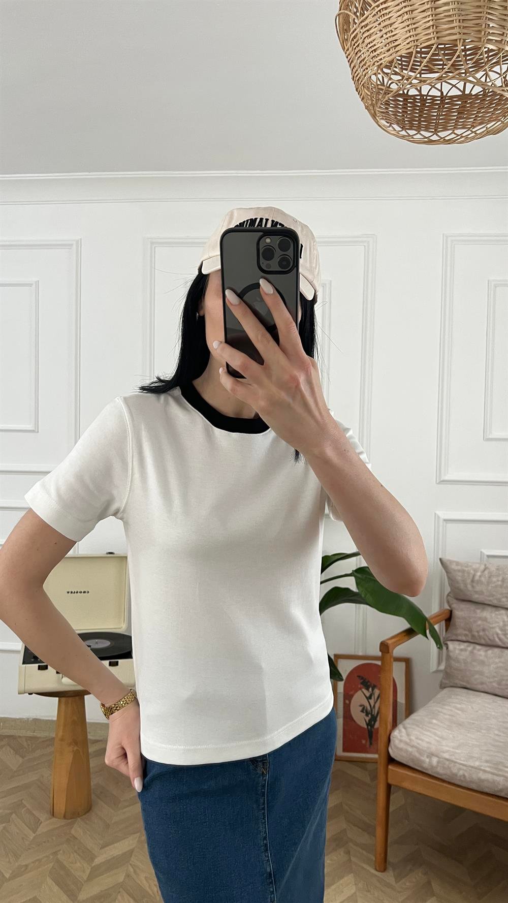 Beyaz Yakası Siyah Basic Tshirt