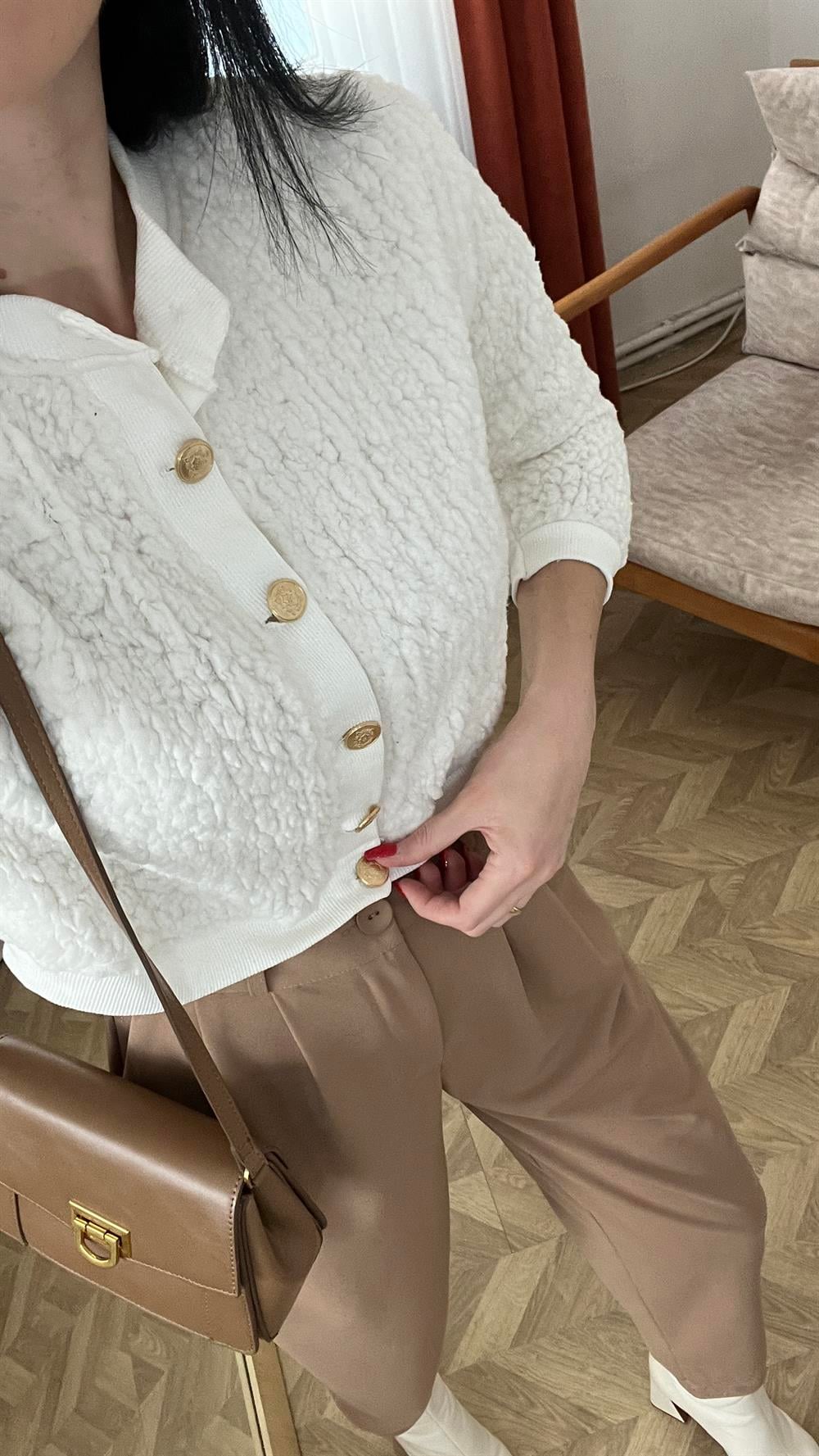 Ekru Gold Düğmeli Hırka