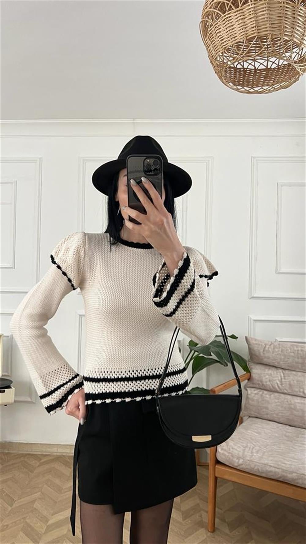 Ekru İspanyol Kol Siyah Şeritli Triko