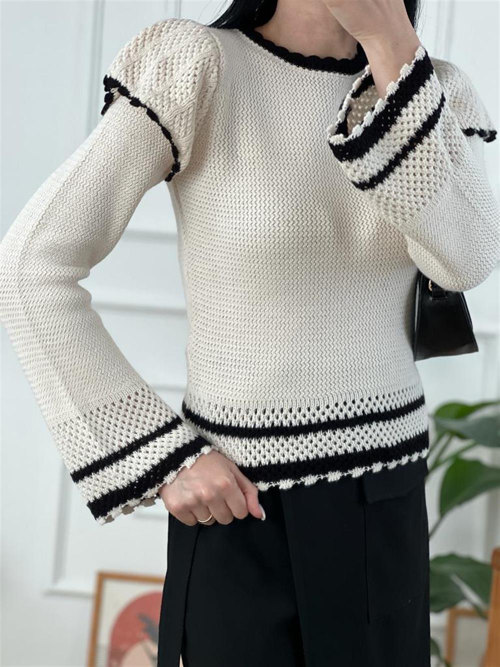 Ekru İspanyol Kol Siyah Şeritli Triko