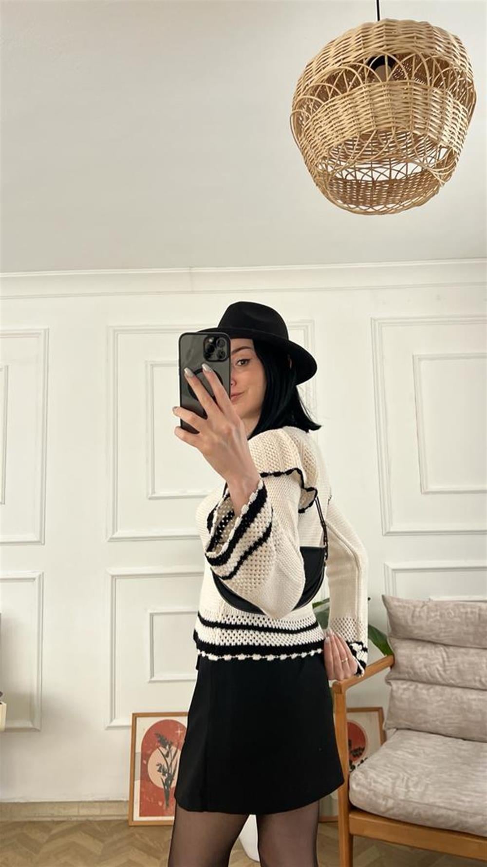 Ekru İspanyol Kol Siyah Şeritli Triko