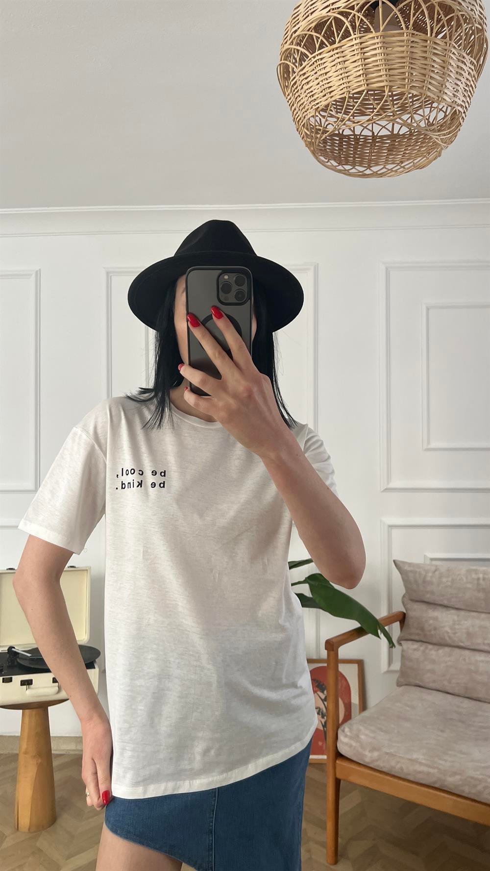 Ekru Minik Yazılı Basic Tişört