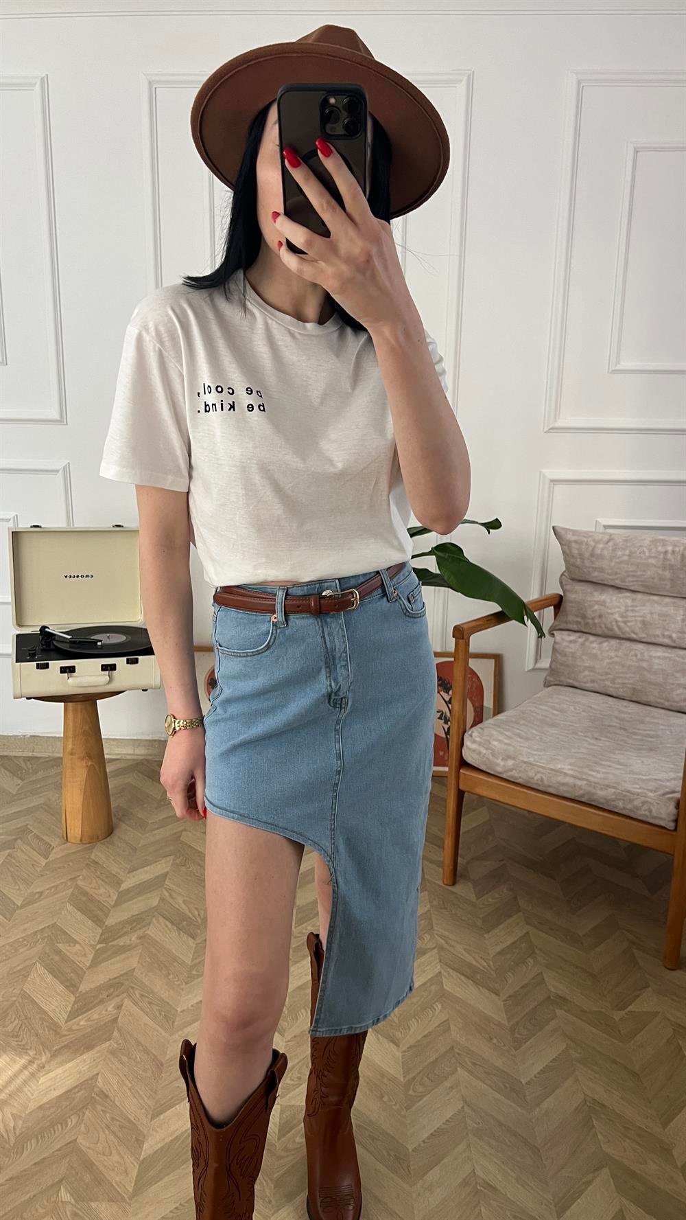 Ekru Minik Yazılı Basic Tişört