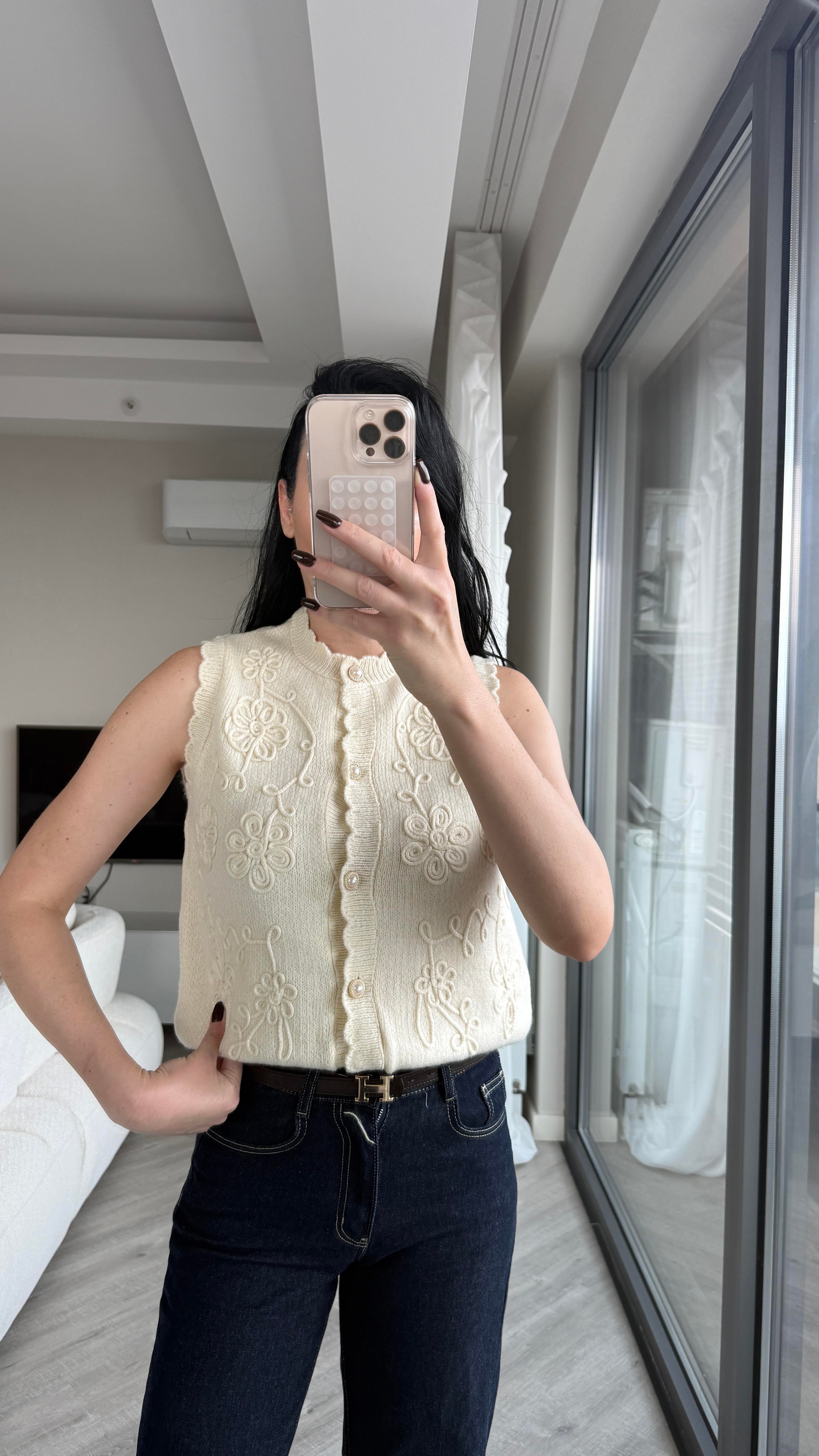 Ekru Nakış Detaylı Yelek