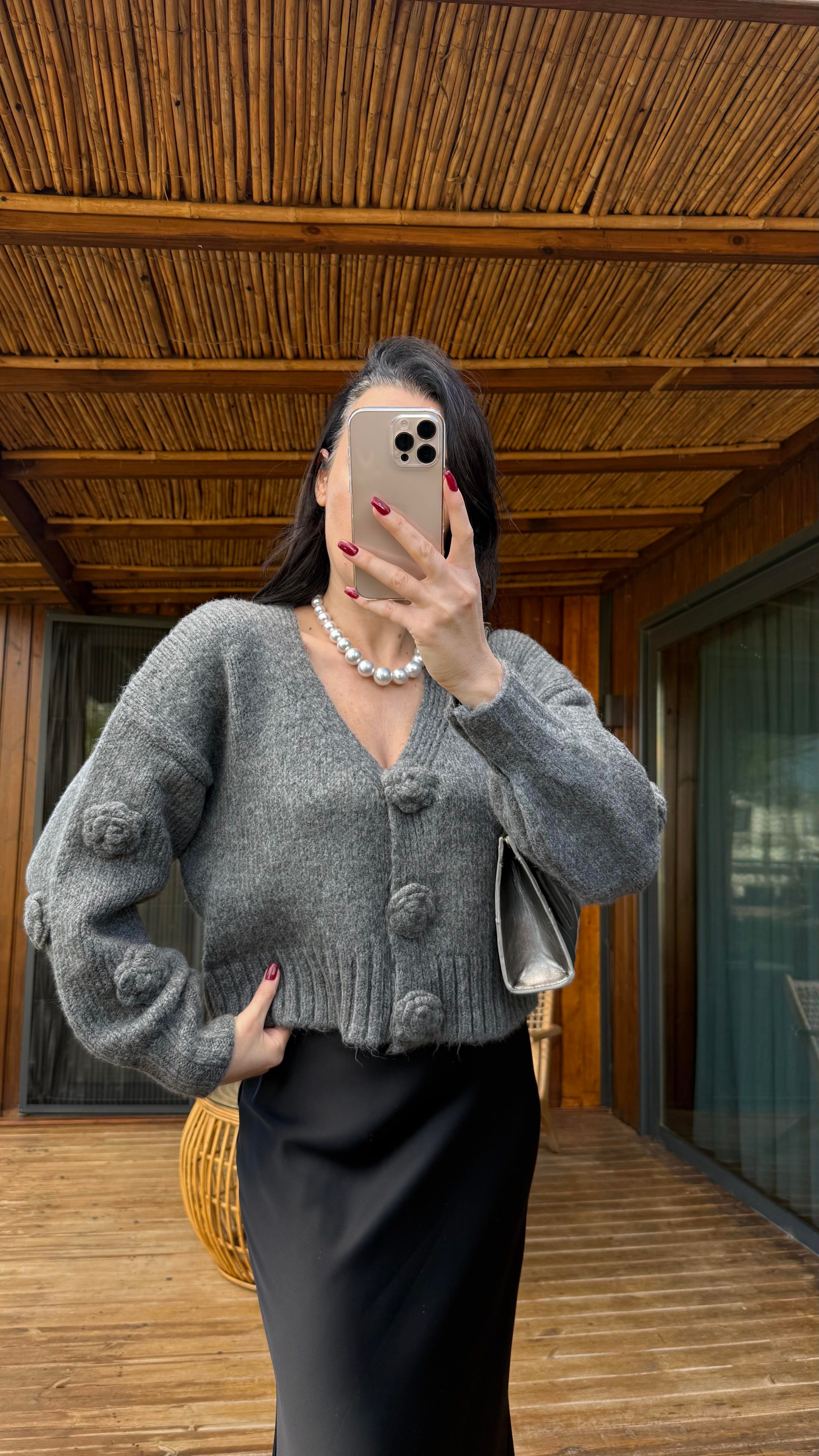 Gri Çiçekli Hırka