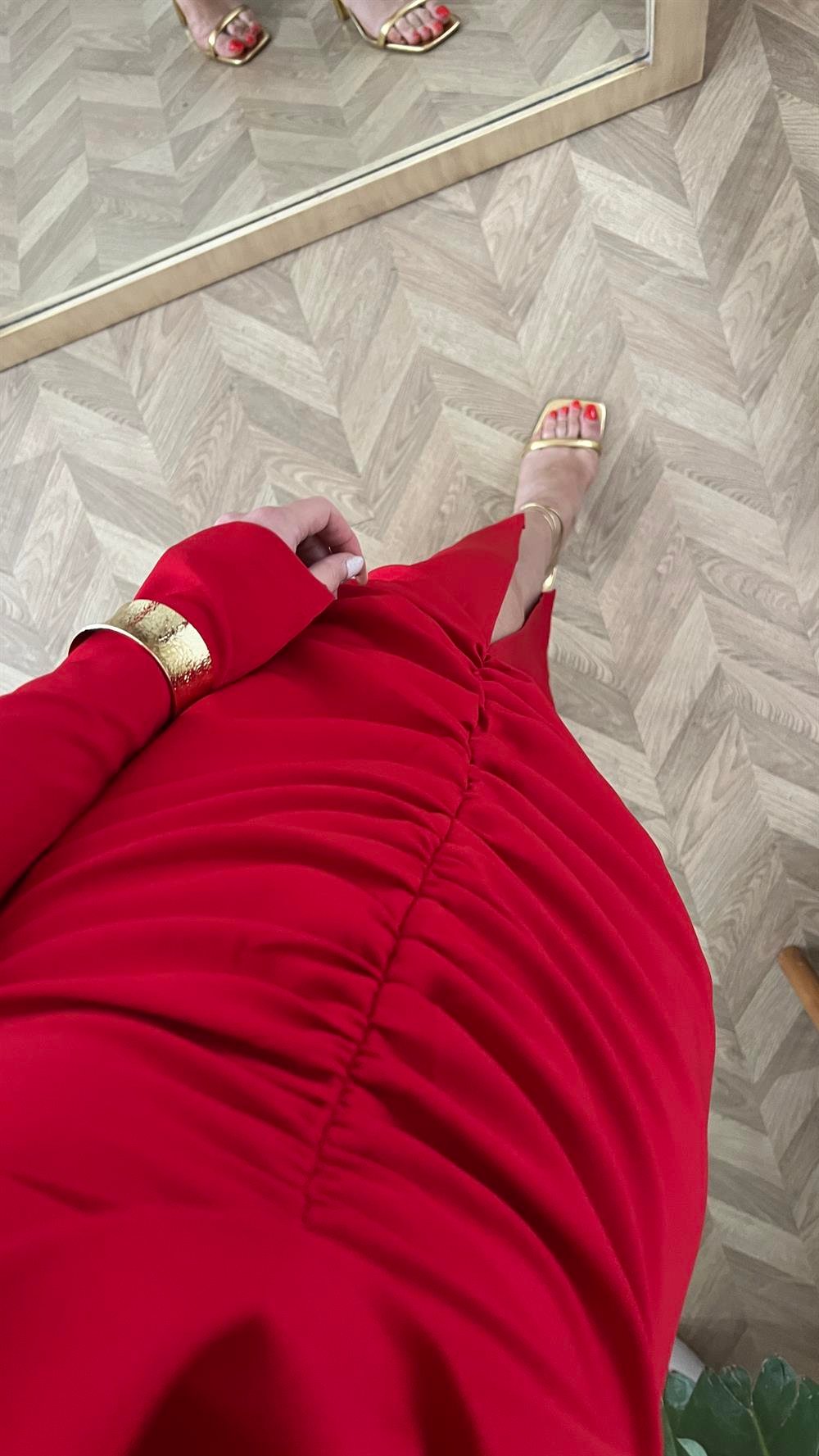 Kırmızı Gül Aksesuarlı Drape Detaylı Elbise