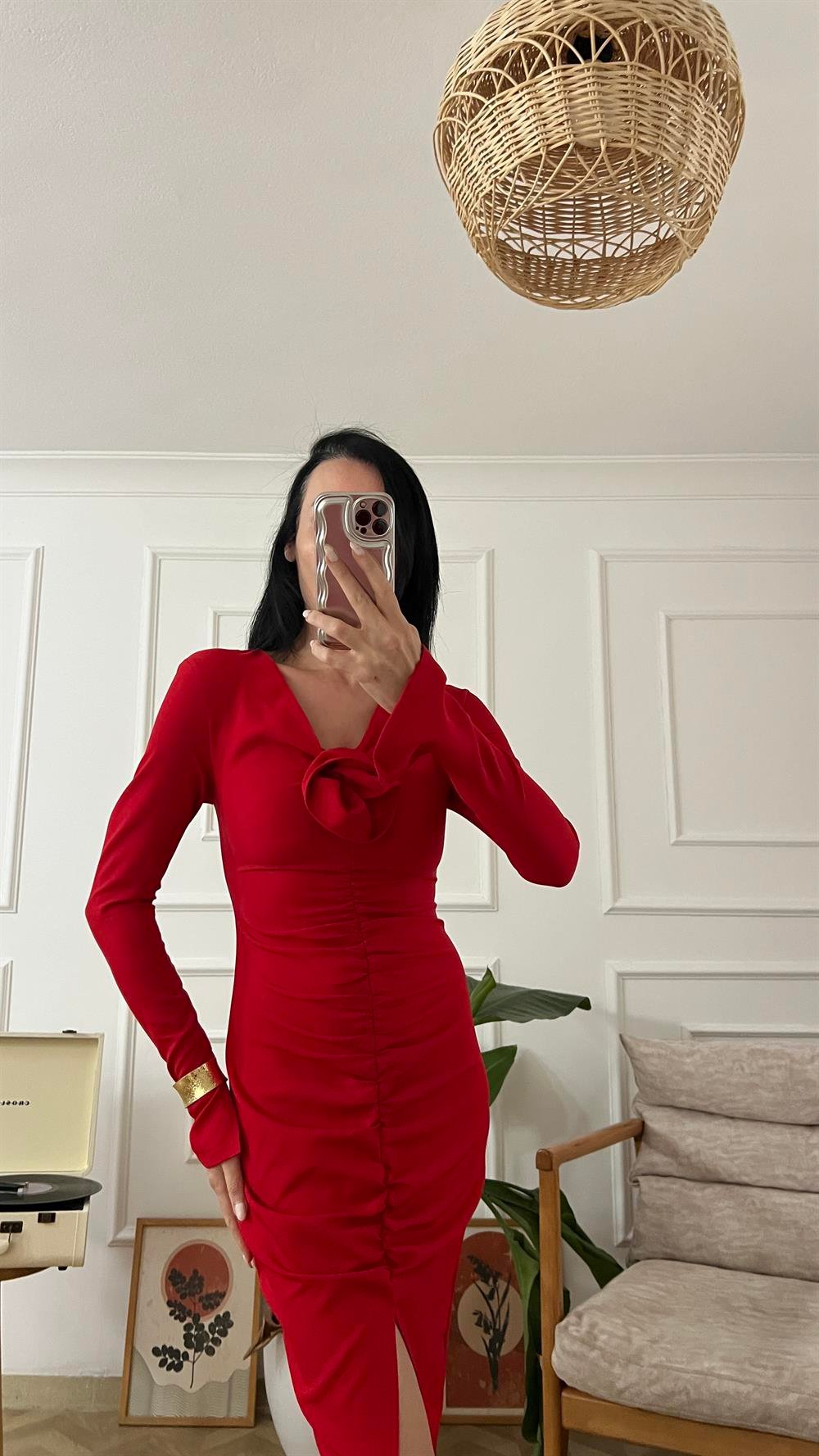 Kırmızı Gül Aksesuarlı Drape Detaylı Elbise