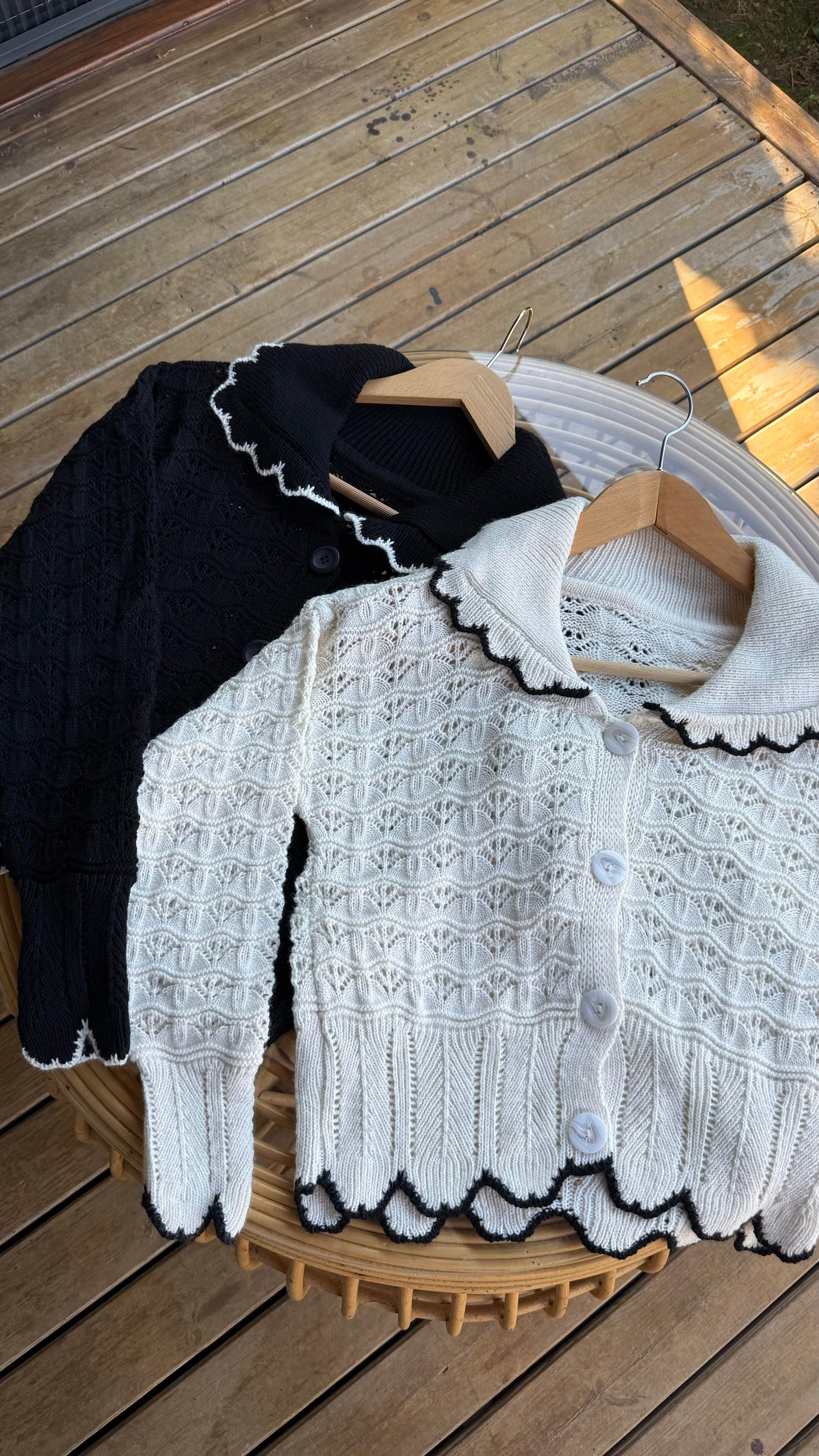 Siyah Beyaz Biyeli Örgü Hırka