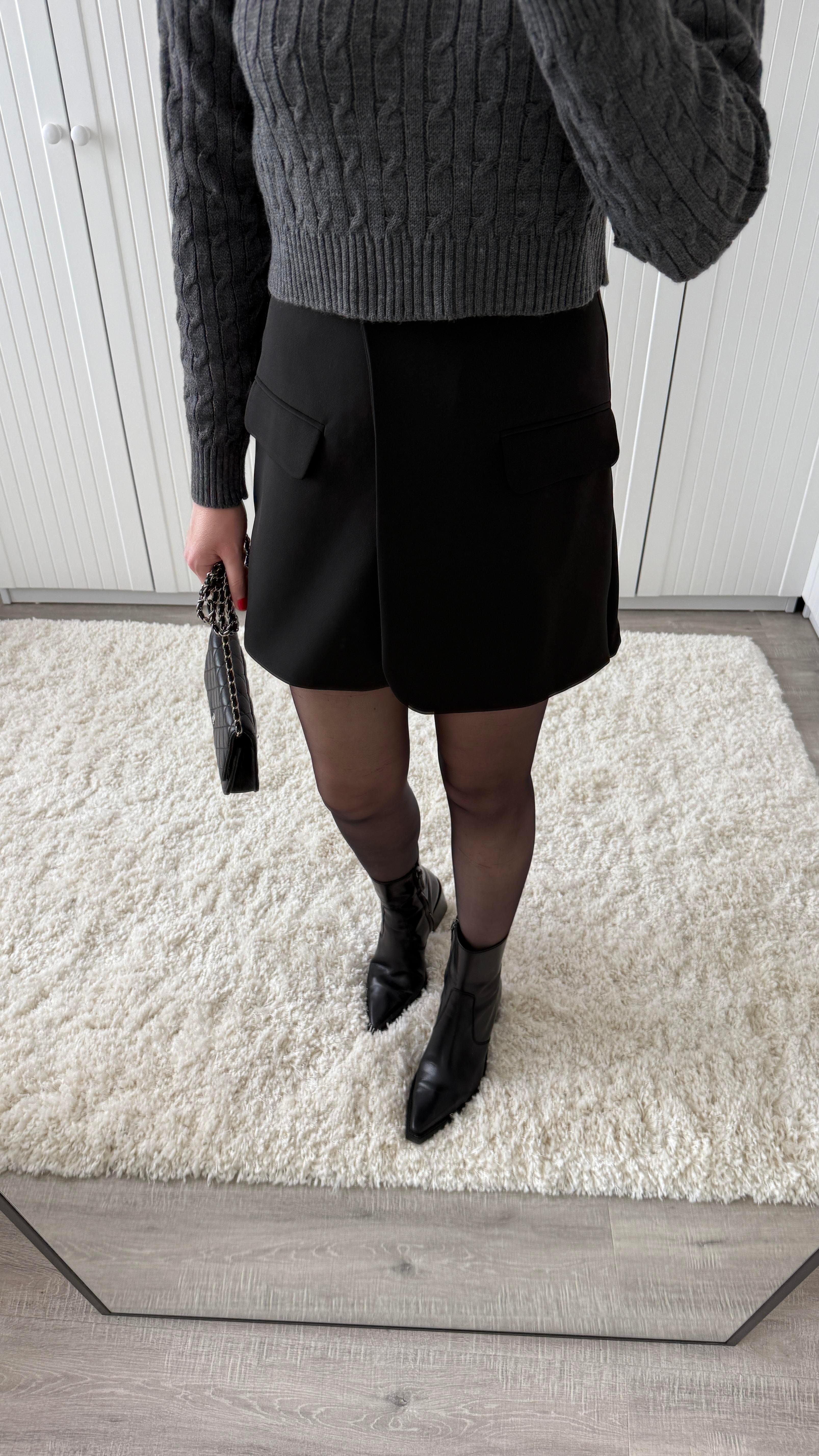 Siyah Cep Detaylı Şort Etek