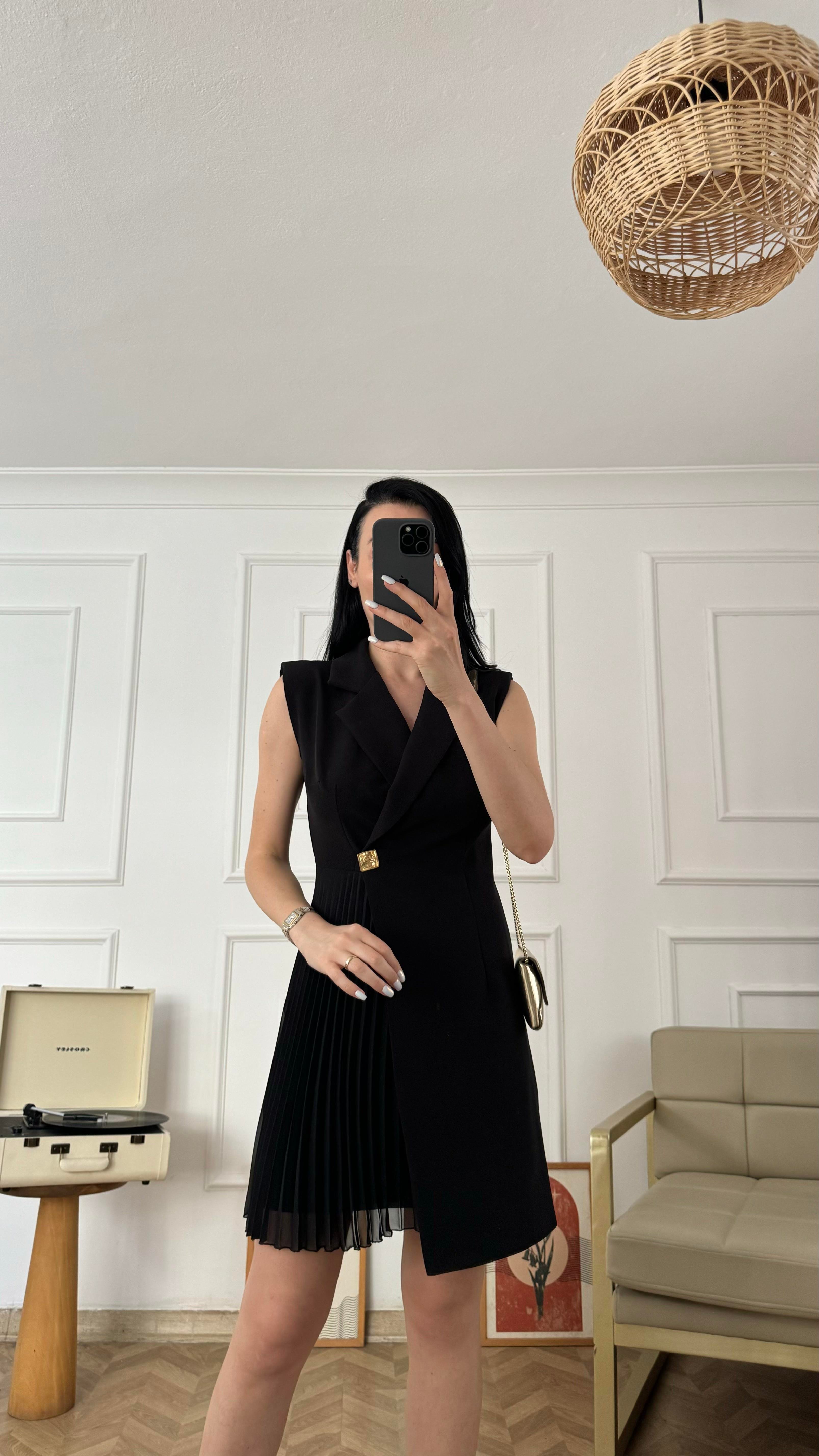 Siyah Gold Düğmeli Eteği Pileli Elbise