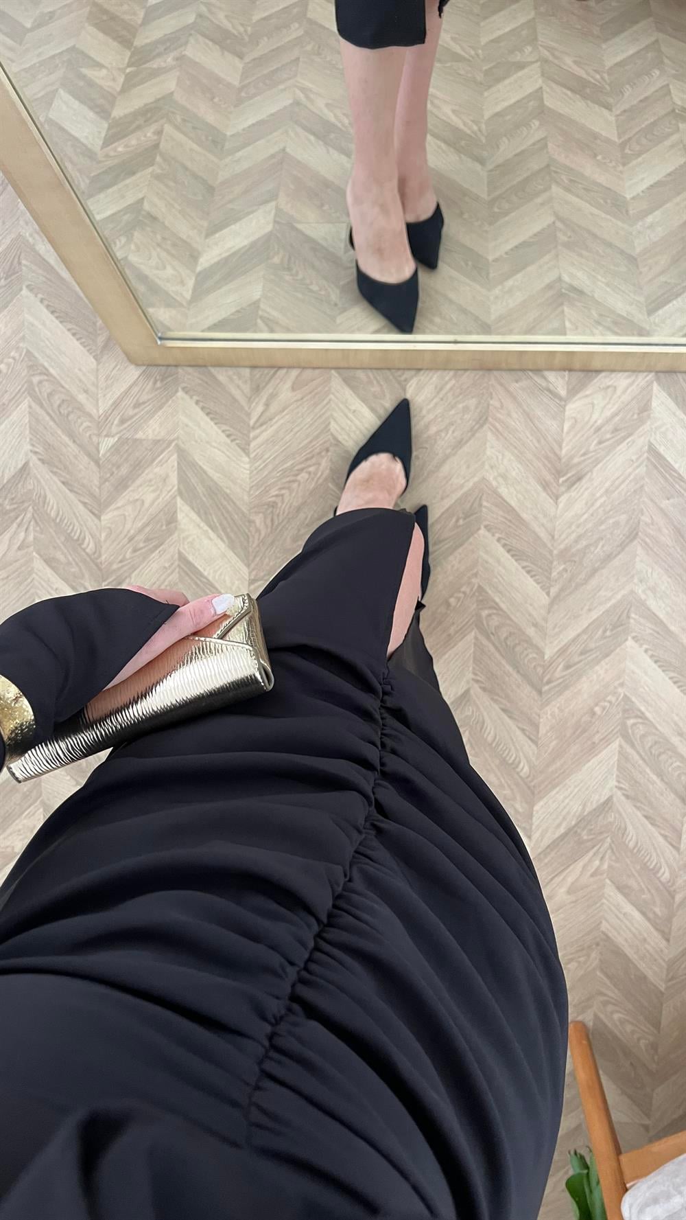 Siyah Gül Aksesuarlı Drape Detaylı Elbise
