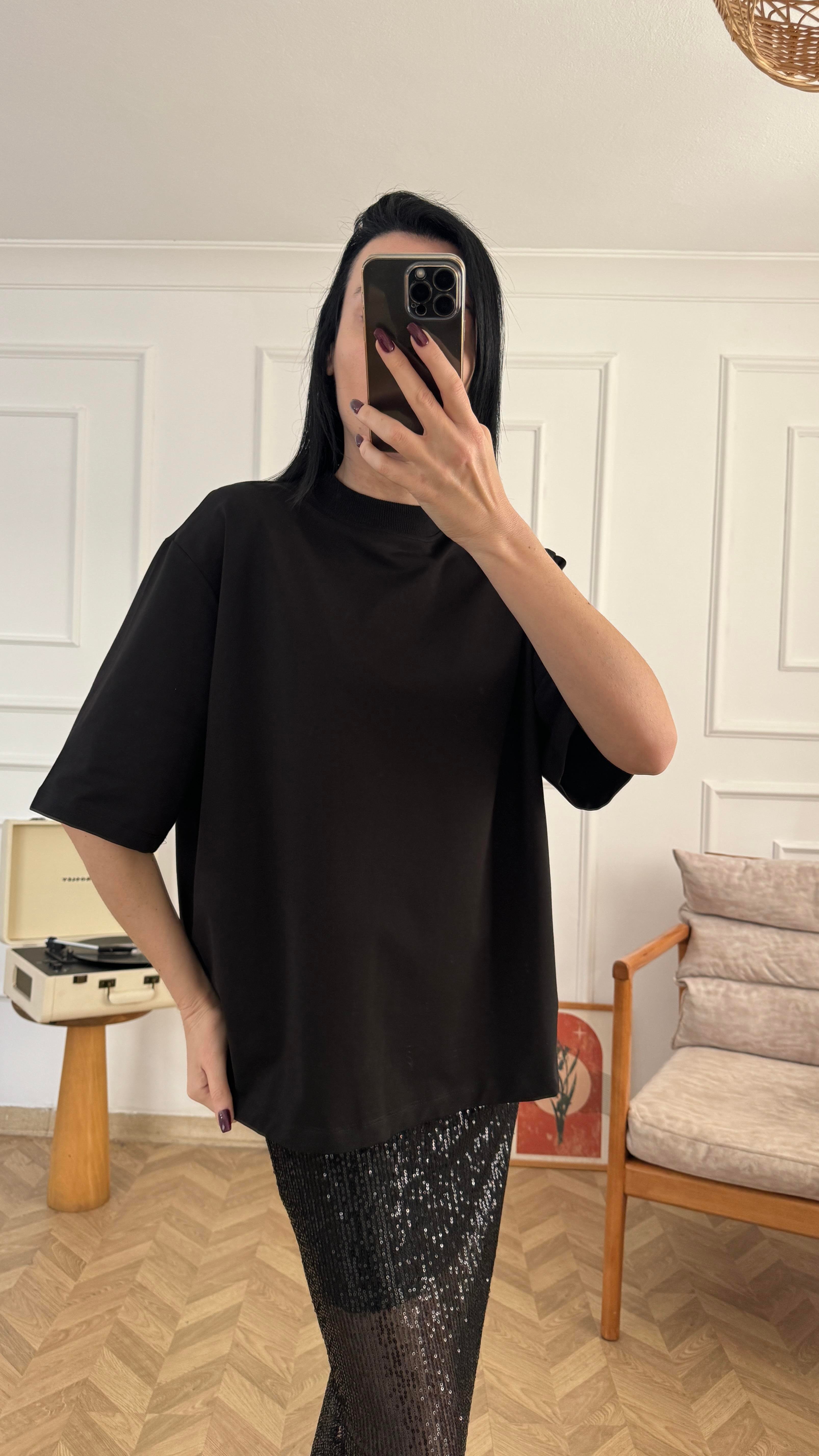 Siyah Omuzları Vatkalı Oversize Tshirt