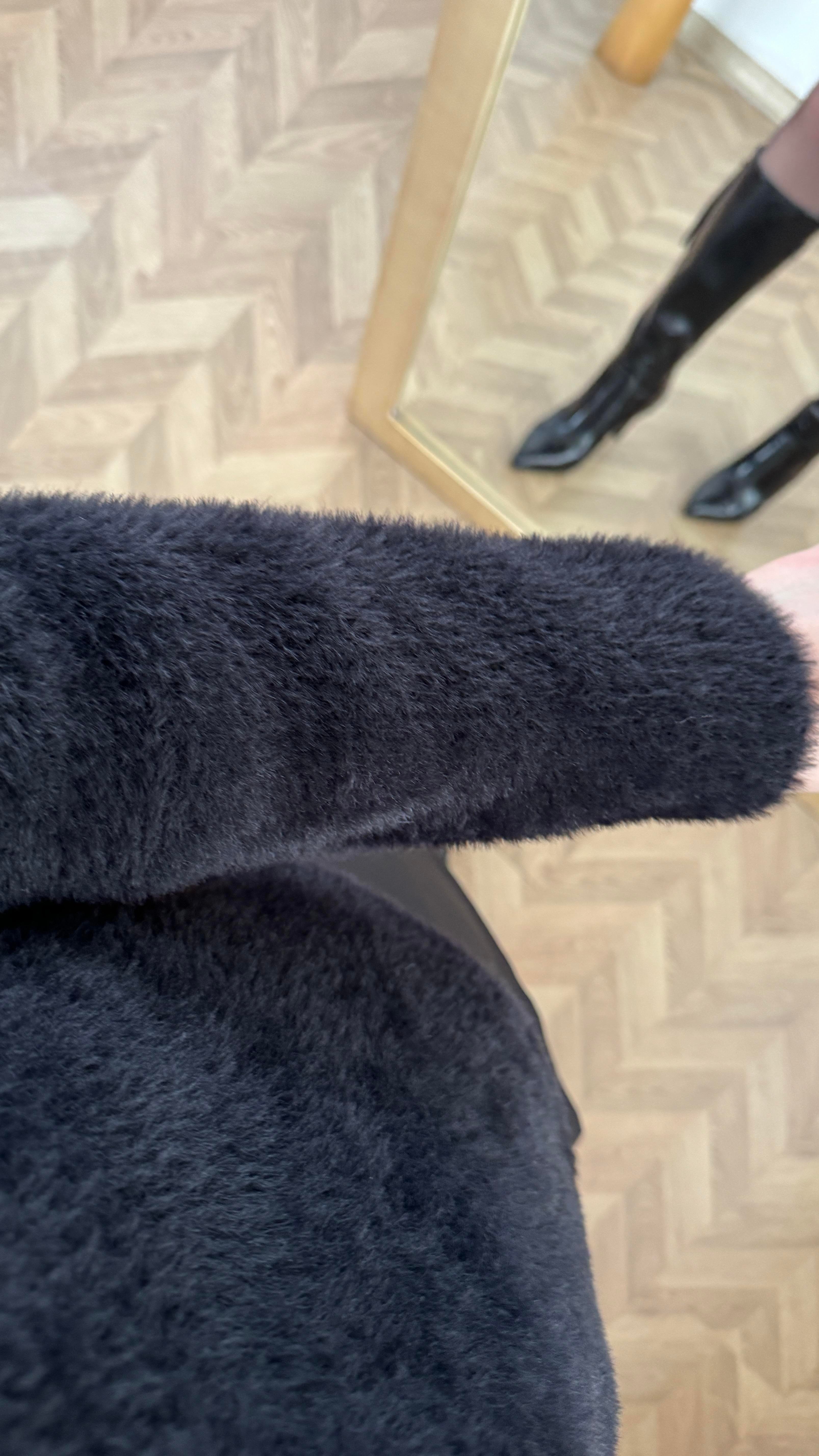 Siyah Parlak Kuş Desenli Sakallı Triko