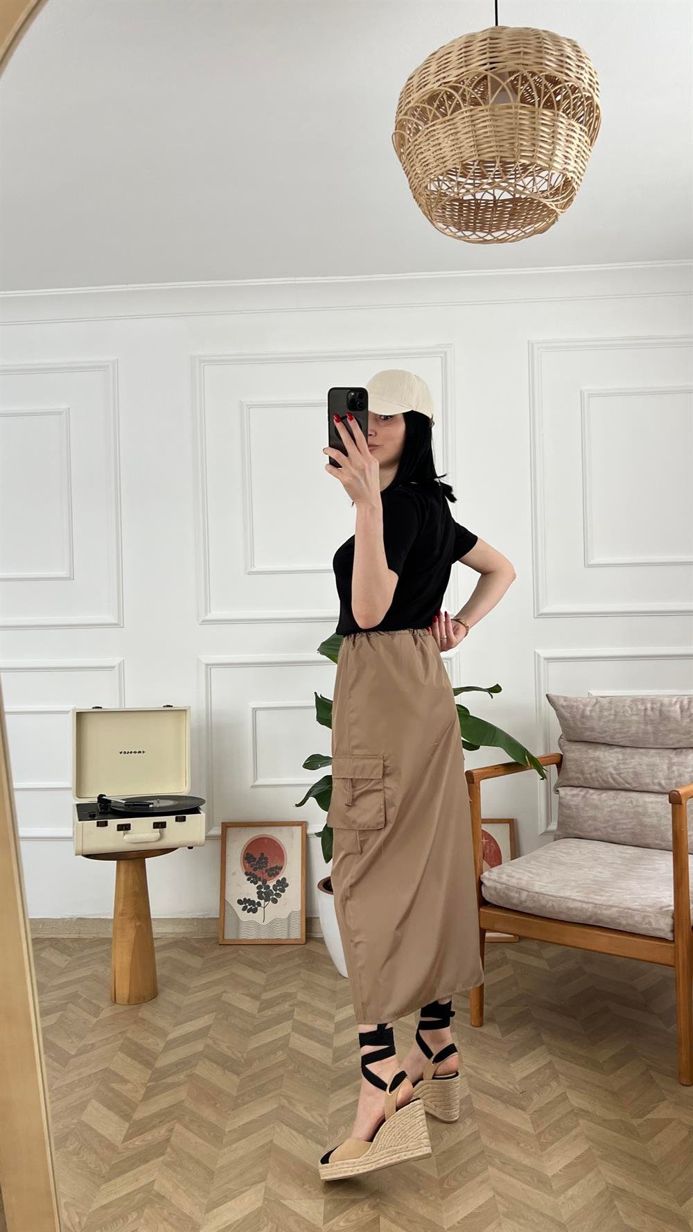 Siyah Yakası Bej Basic Tişört