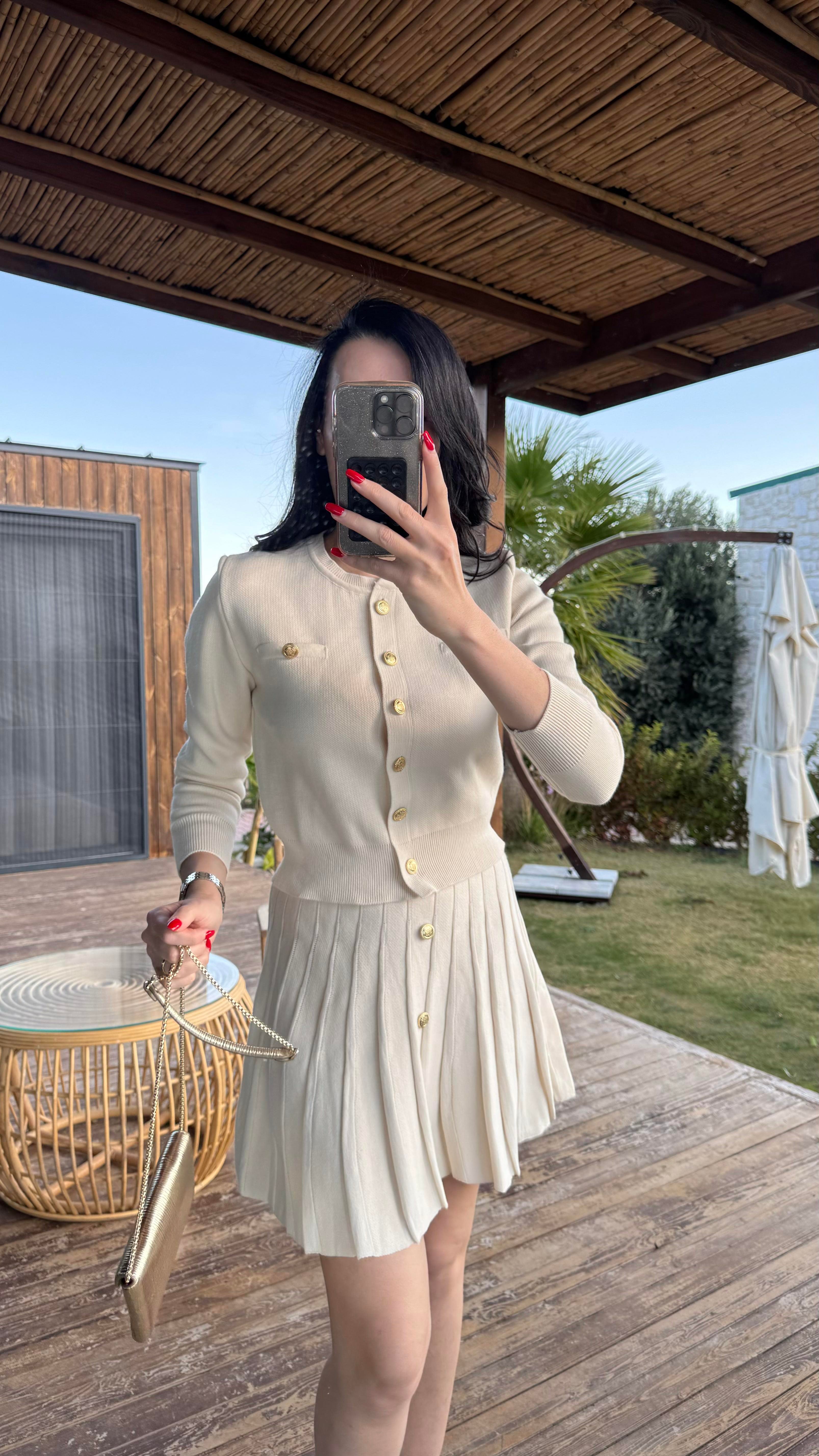 Vanilya Eteği Pileli Gold Düğmeli Triko Takım
