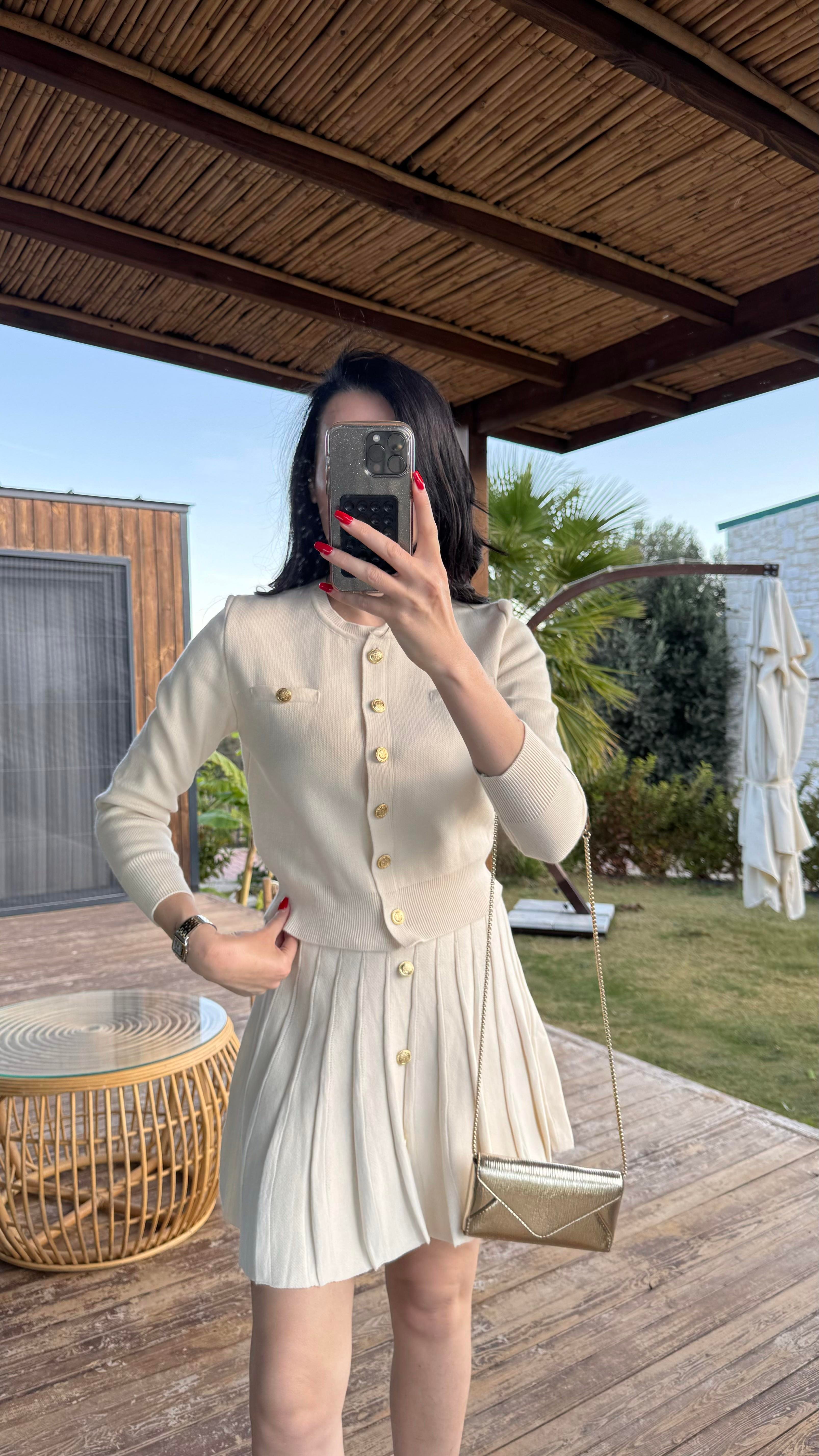 Vanilya Eteği Pileli Gold Düğmeli Triko Takım