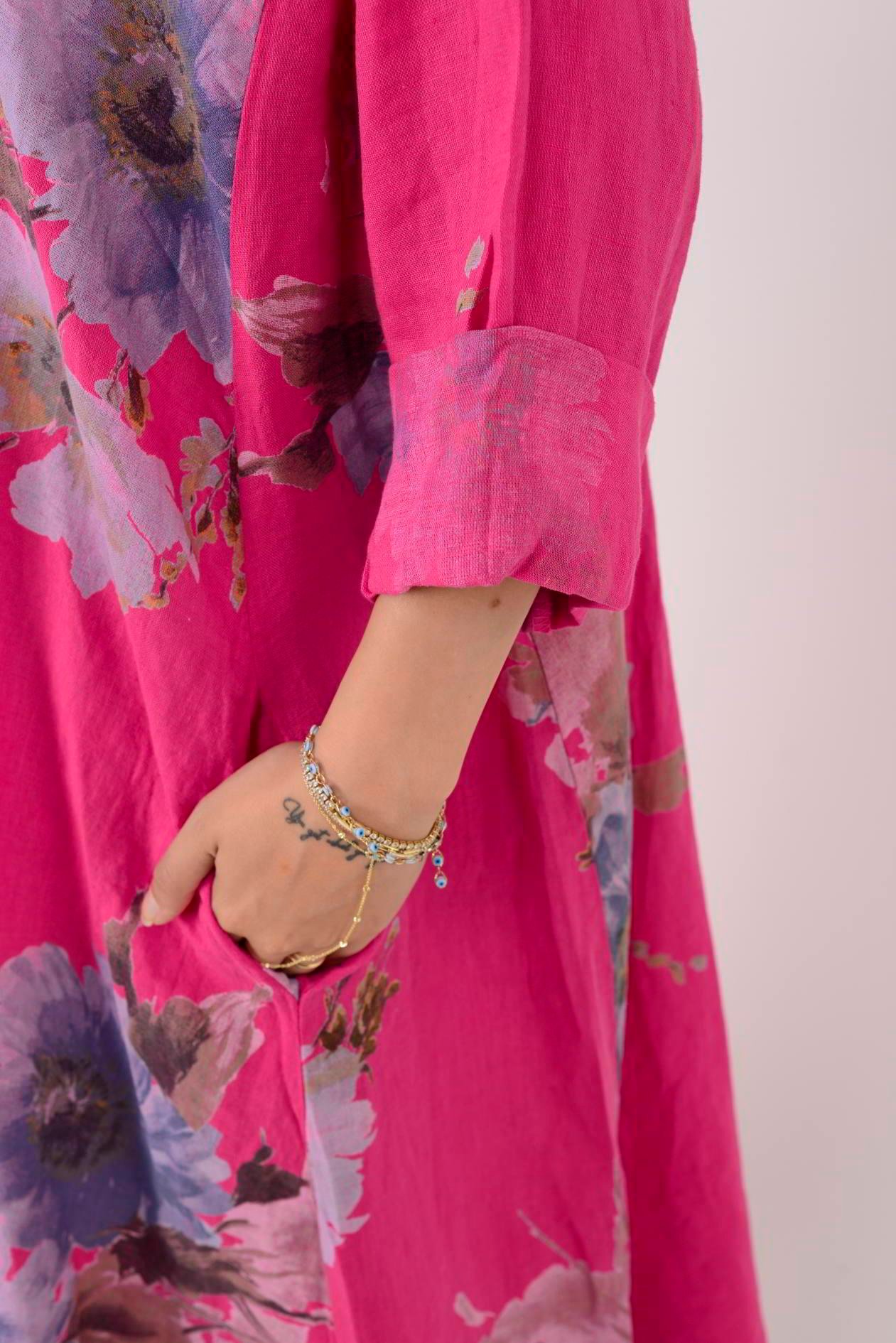 102181 LADI BATİK ÇİÇEK DESEN V YAKA KETEN ELBİSE