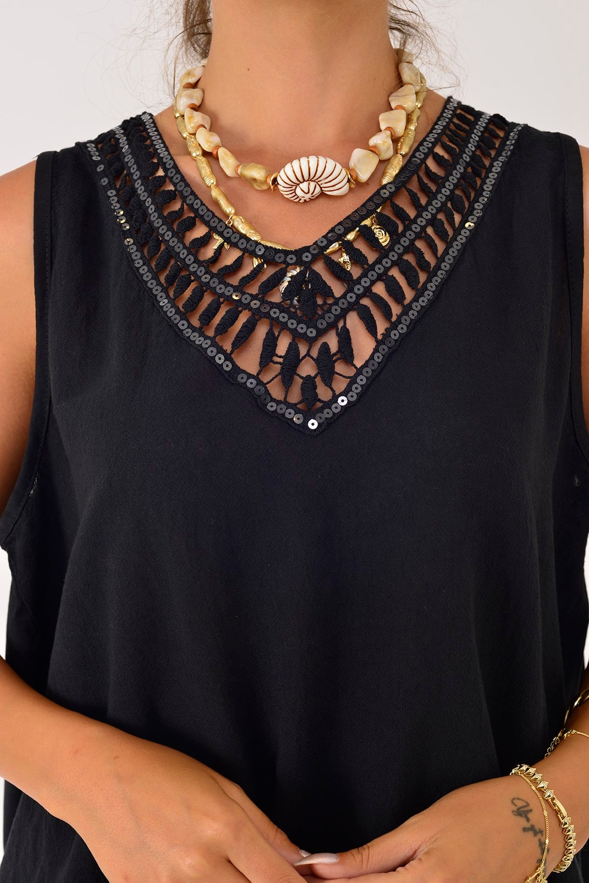 1121 PAYET DETAYLI V YAKA KOLSUZ KETEN BLUZ