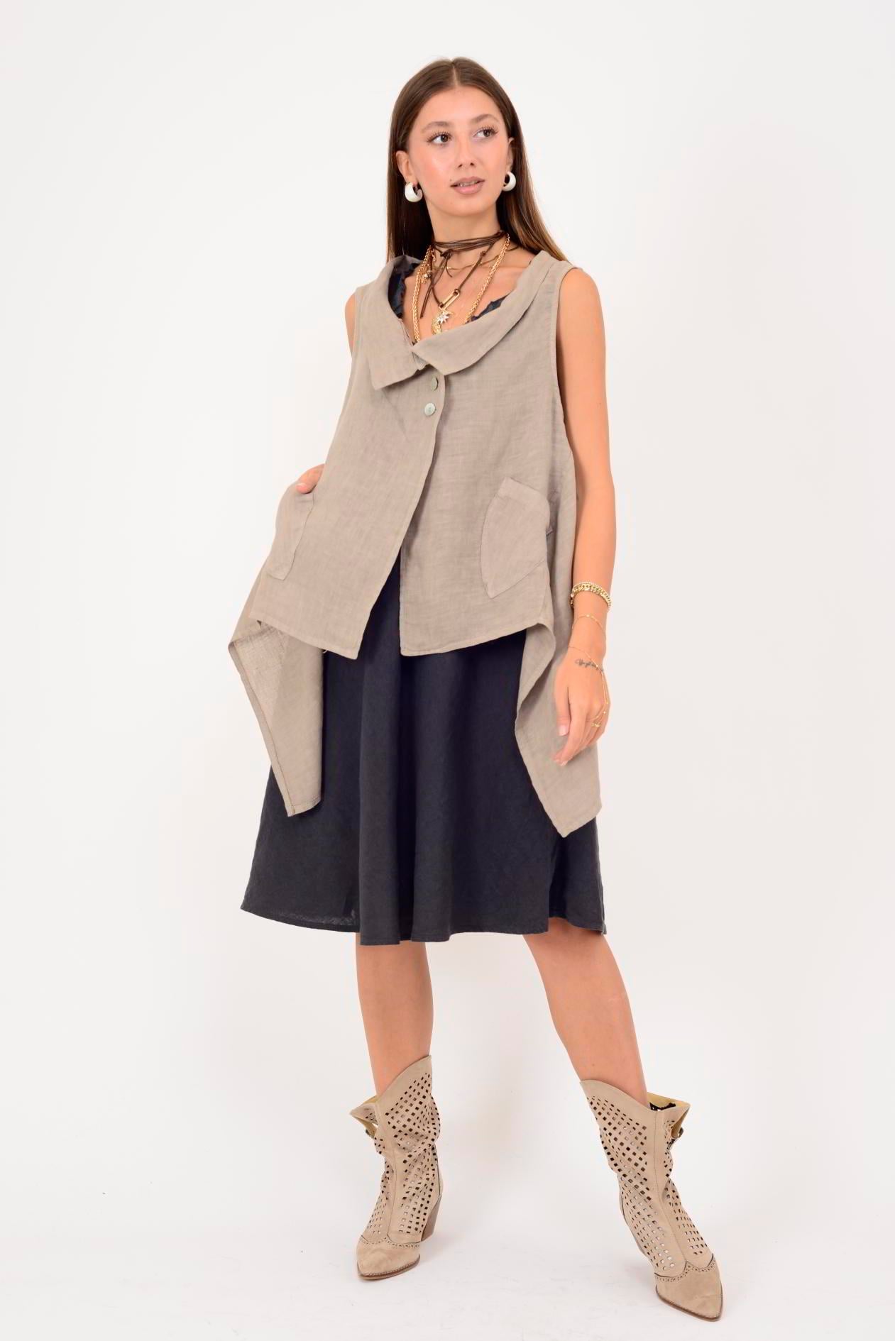 12168 ASİMETRİK KESİM DÜĞME DETAYLI KOLSUZ KETEN BLUZ