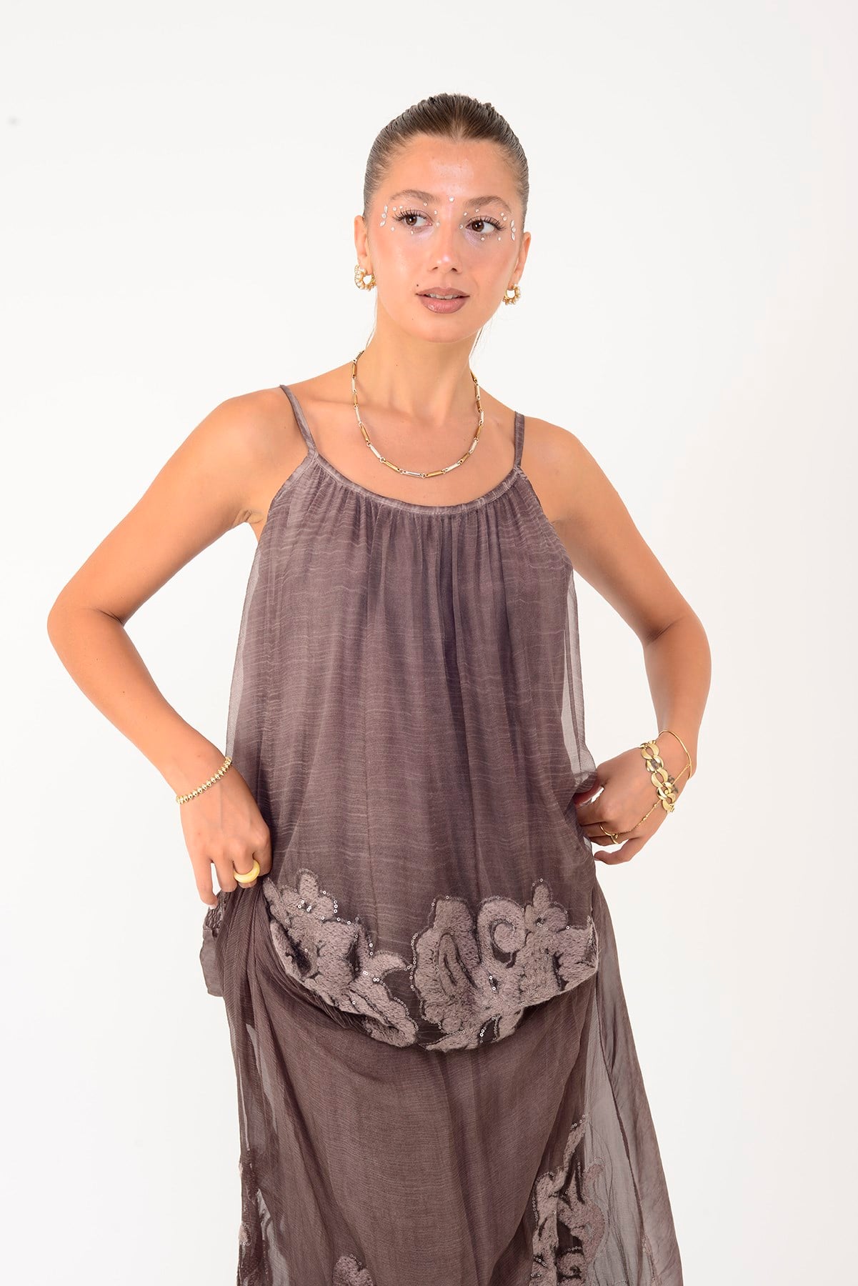 1655 KABARTMALI PAYET DETAYLI ASKILI İPEK BLUZ