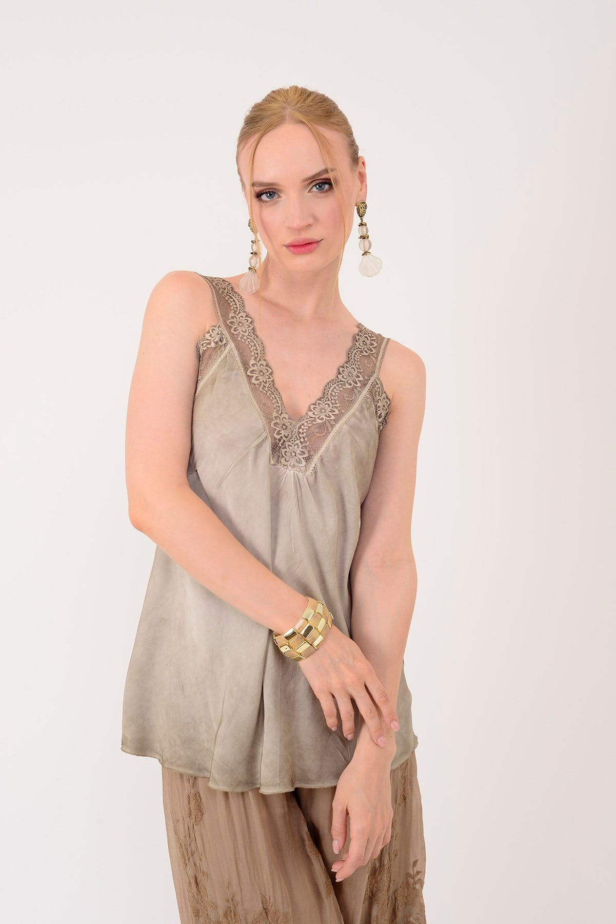 21336 V YAKA ASKILI DANTELLİ BLUZ