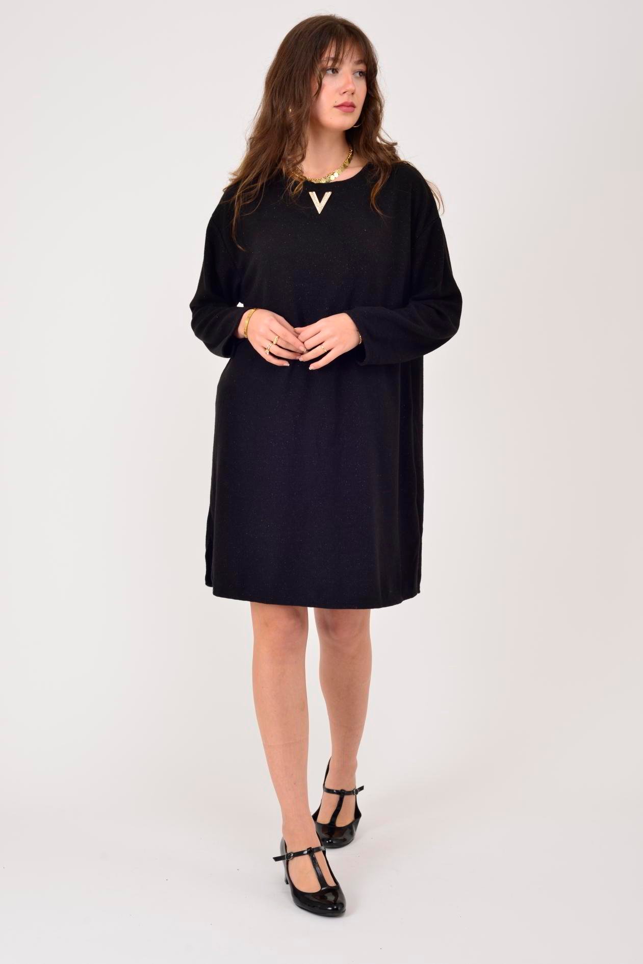 21458 V BROŞ DETAYLI SİMLİ TRİKO DOKULU KISA ELBİSE