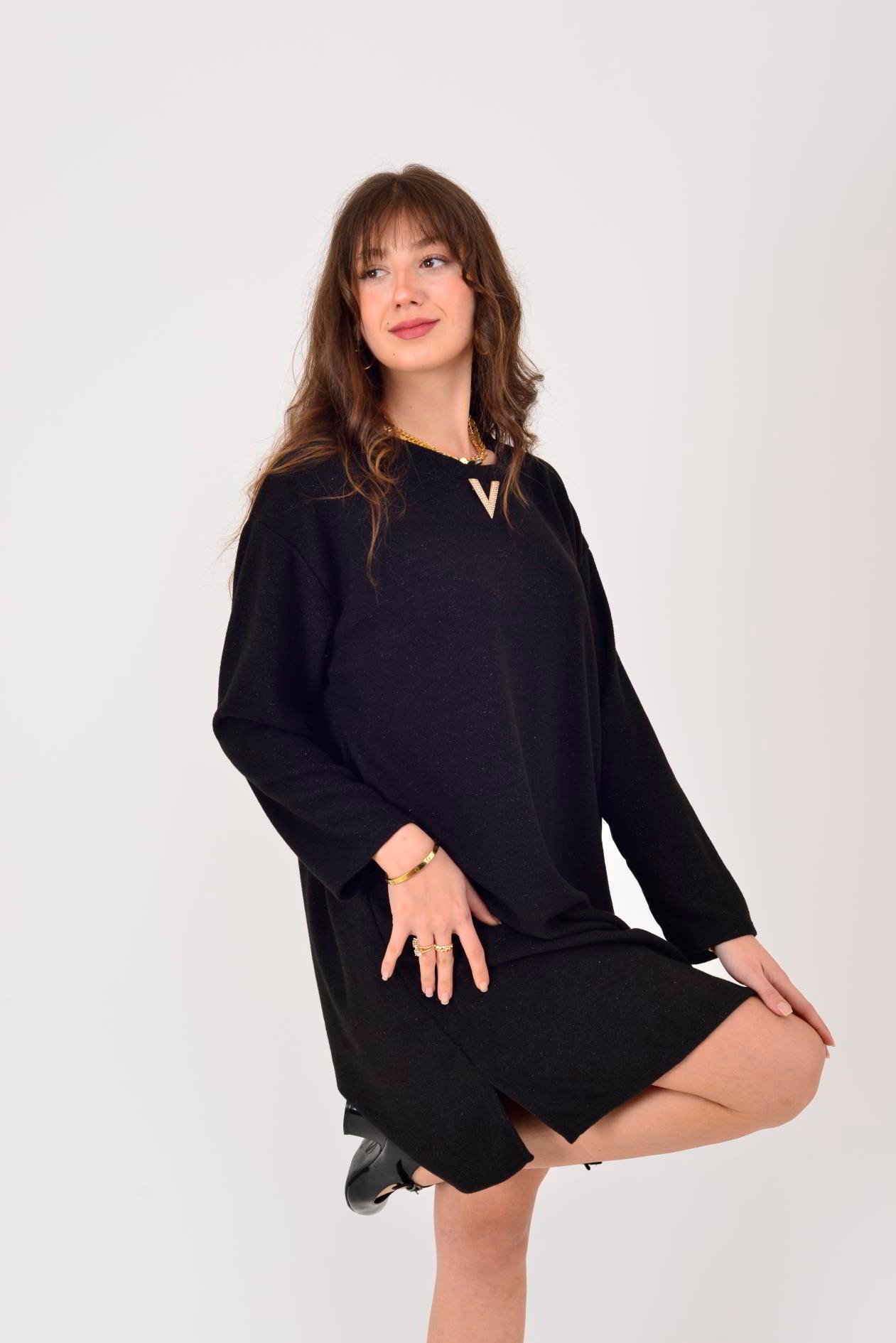 21458 V BROŞ DETAYLI SİMLİ TRİKO DOKULU KISA ELBİSE