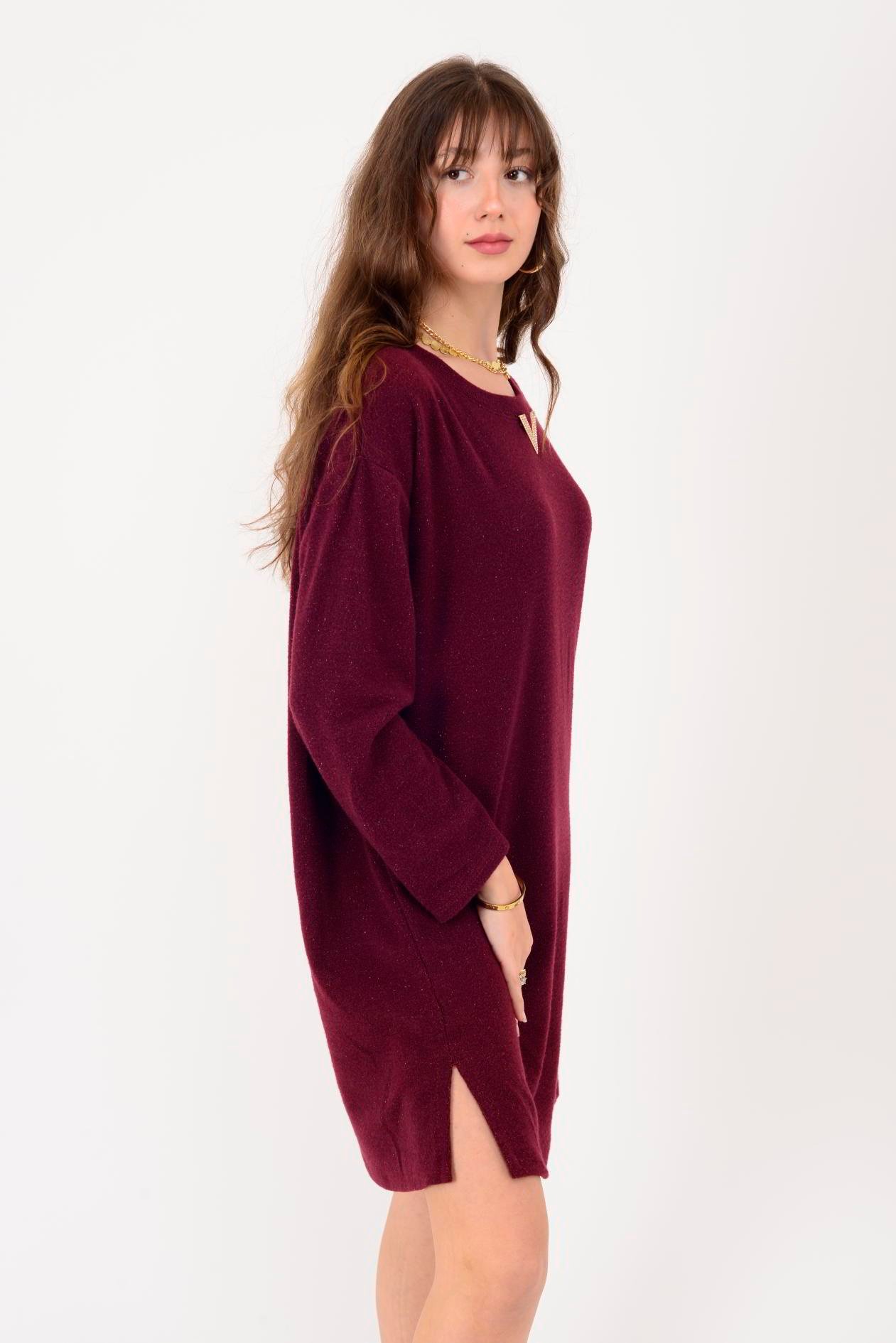 21458 V BROŞ DETAYLI SİMLİ TRİKO DOKULU KISA ELBİSE