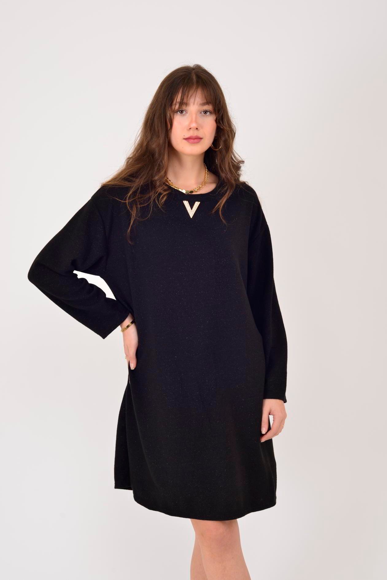 21458 V BROŞ DETAYLI SİMLİ TRİKO DOKULU KISA ELBİSE