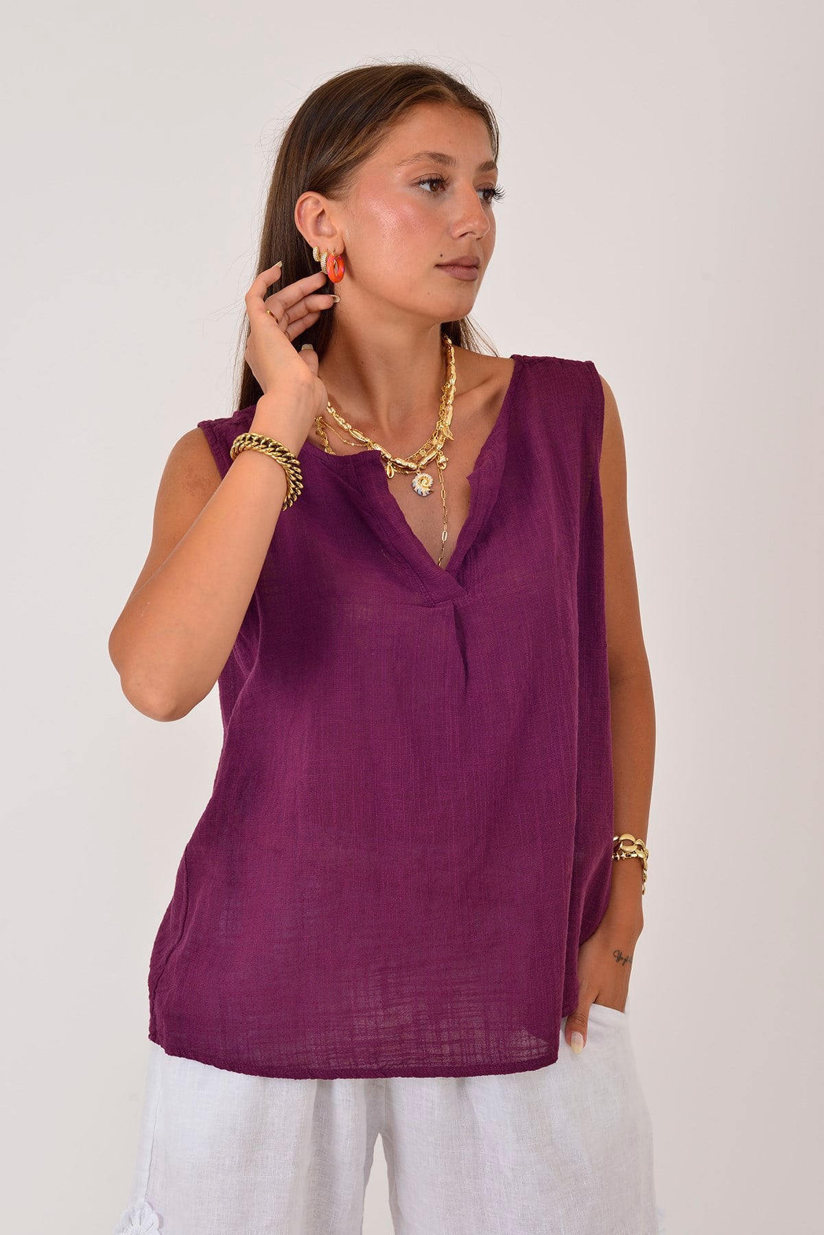 2243 HAKİM YAKA KOLSUZ BLUZ