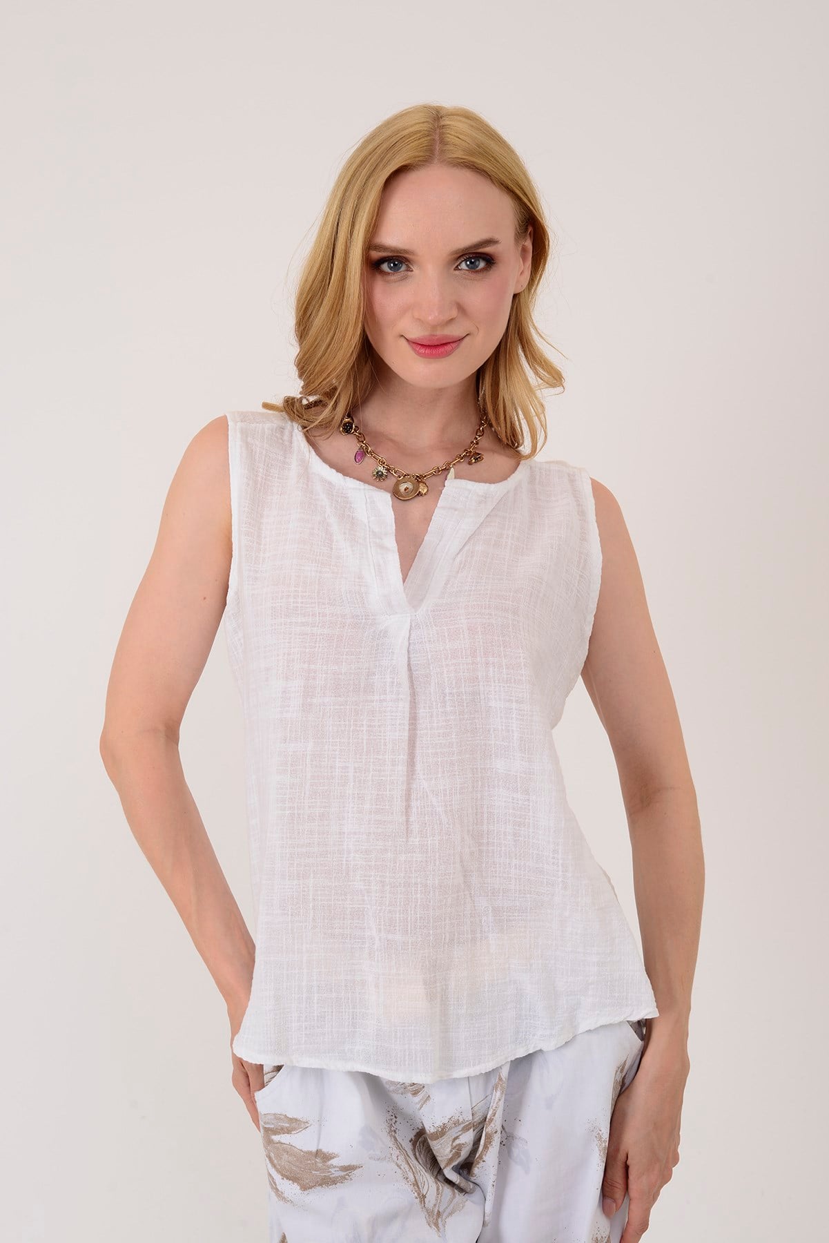 2243 HAKİM YAKA KOLSUZ BLUZ