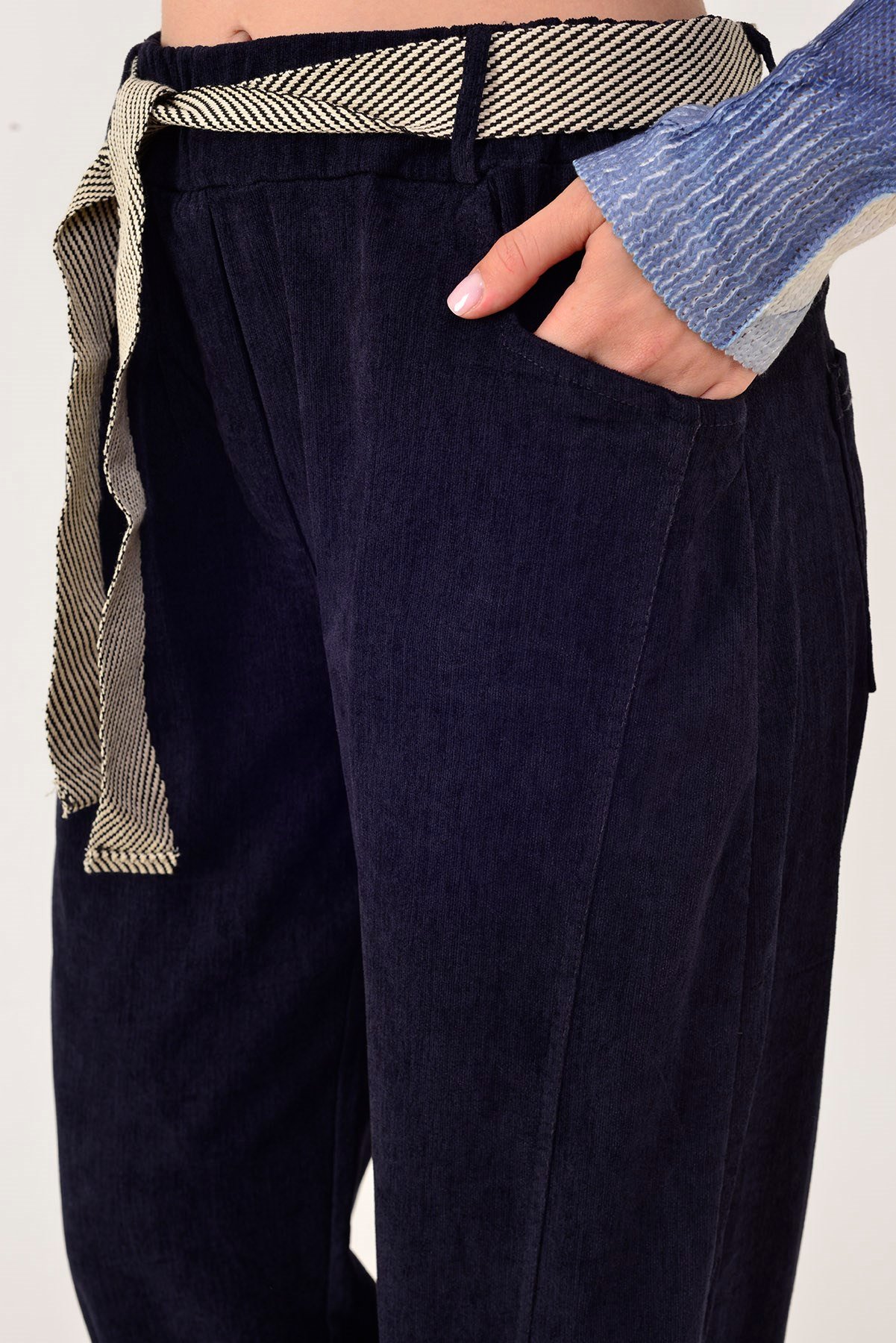 22556 KEMERLİ FİTİLLİ KADİFE PANTOLON